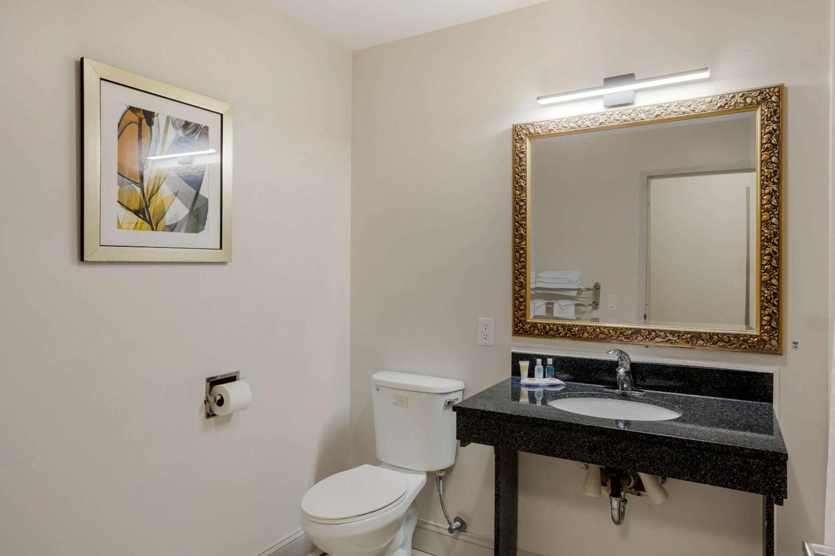 Double Room with Two Double Beds - Accessible/Non Smoking - Photo 2