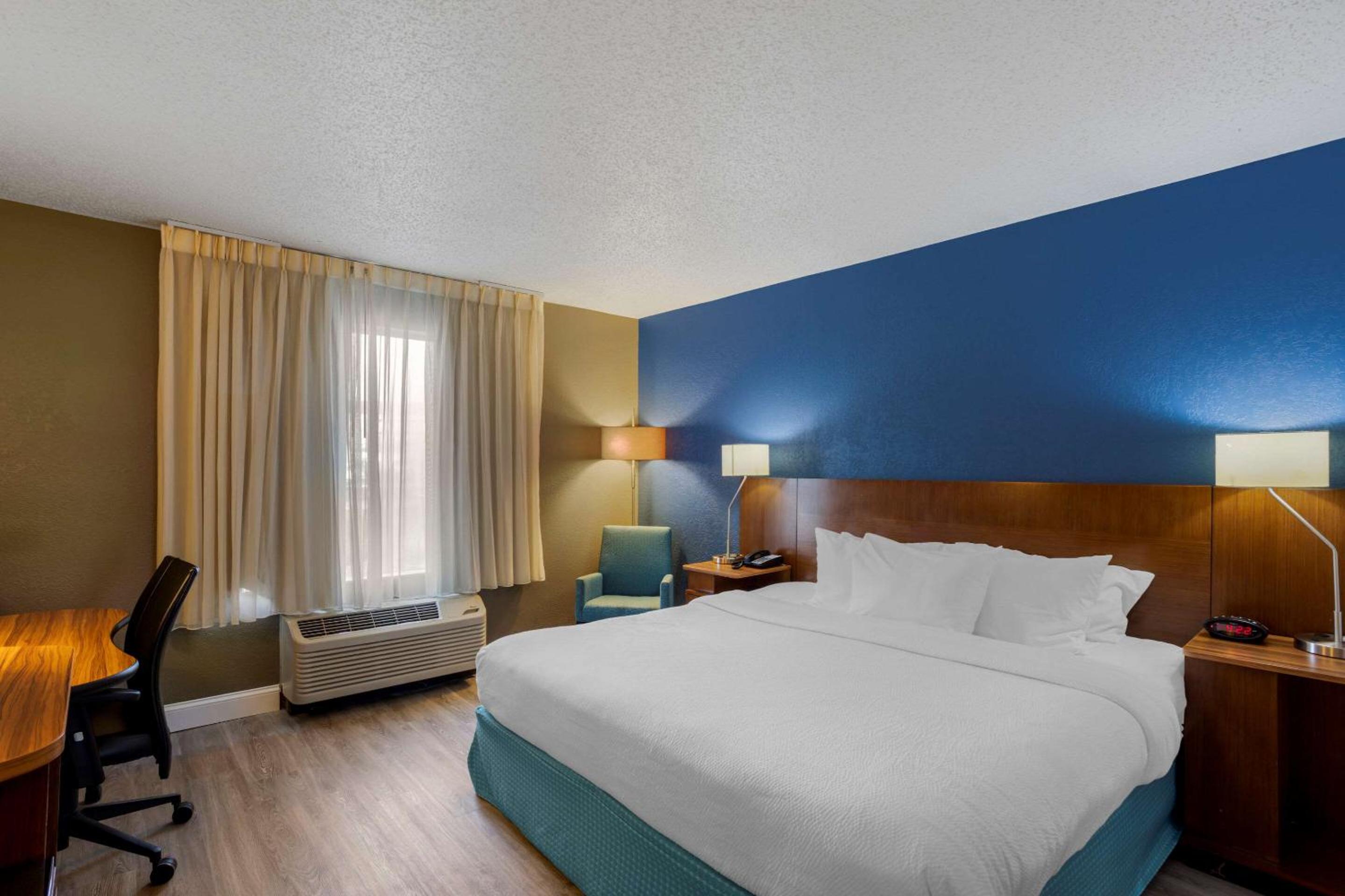 Standard King Room - Non Smoking - Photo 4