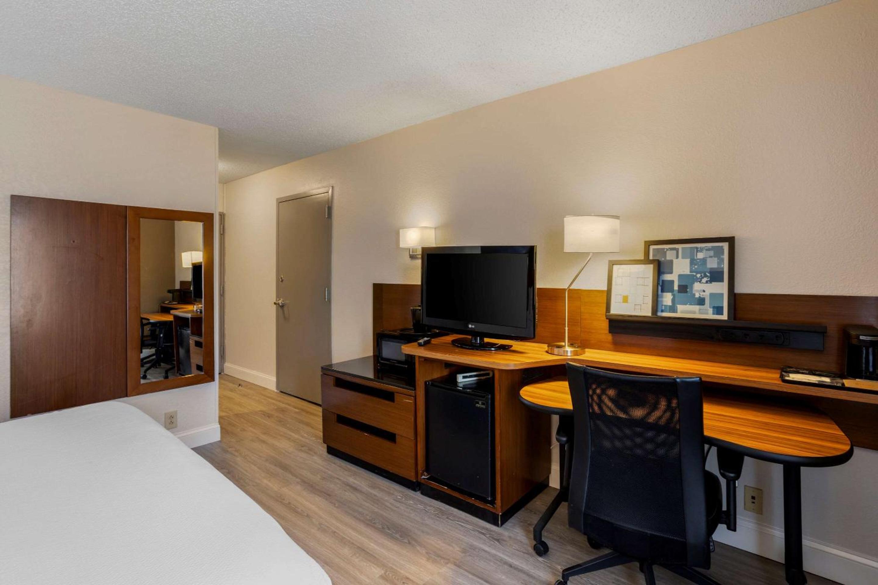 Standard King Room - Non Smoking - Photo 3