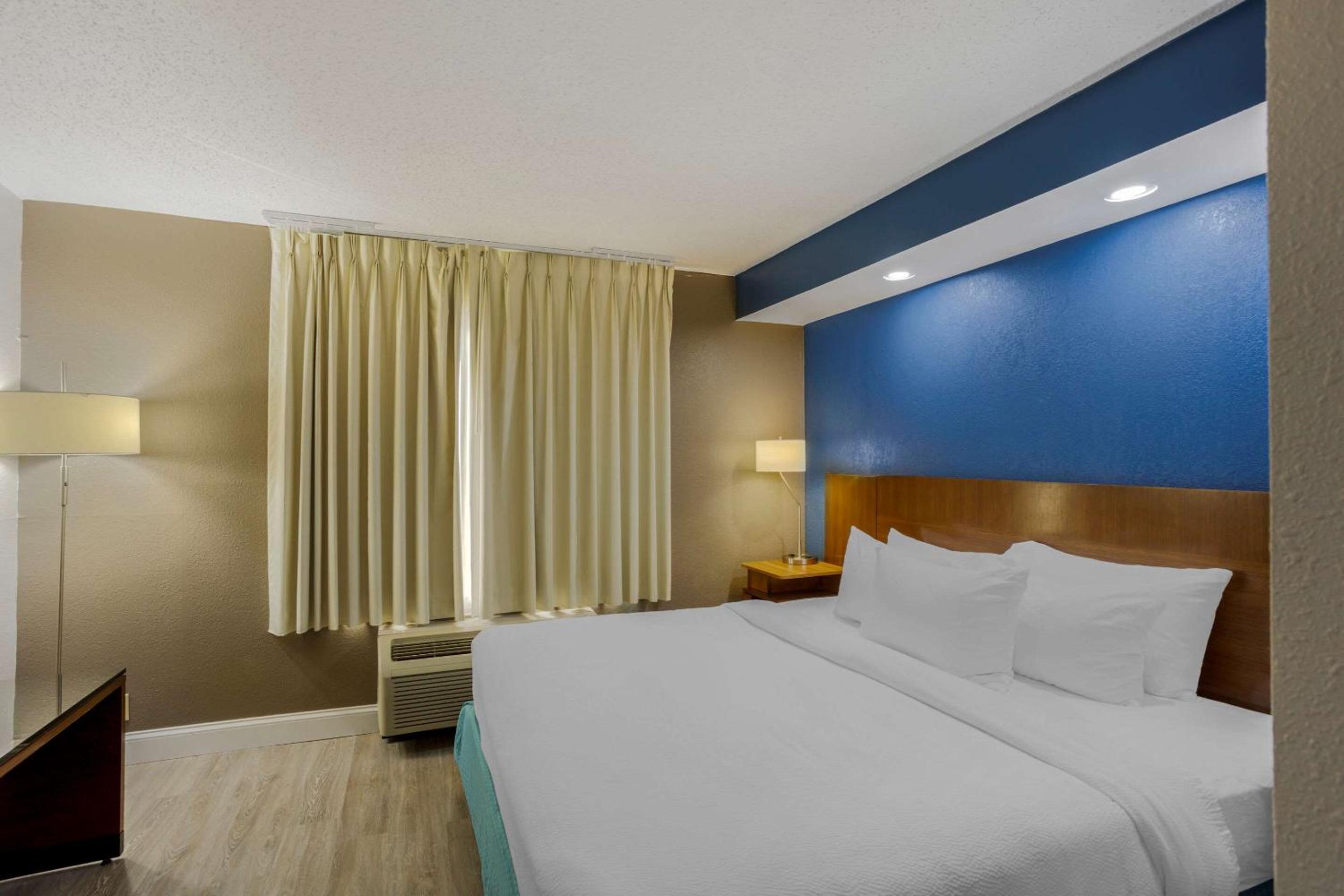 Standard King Room - Non Smoking - Photo 2