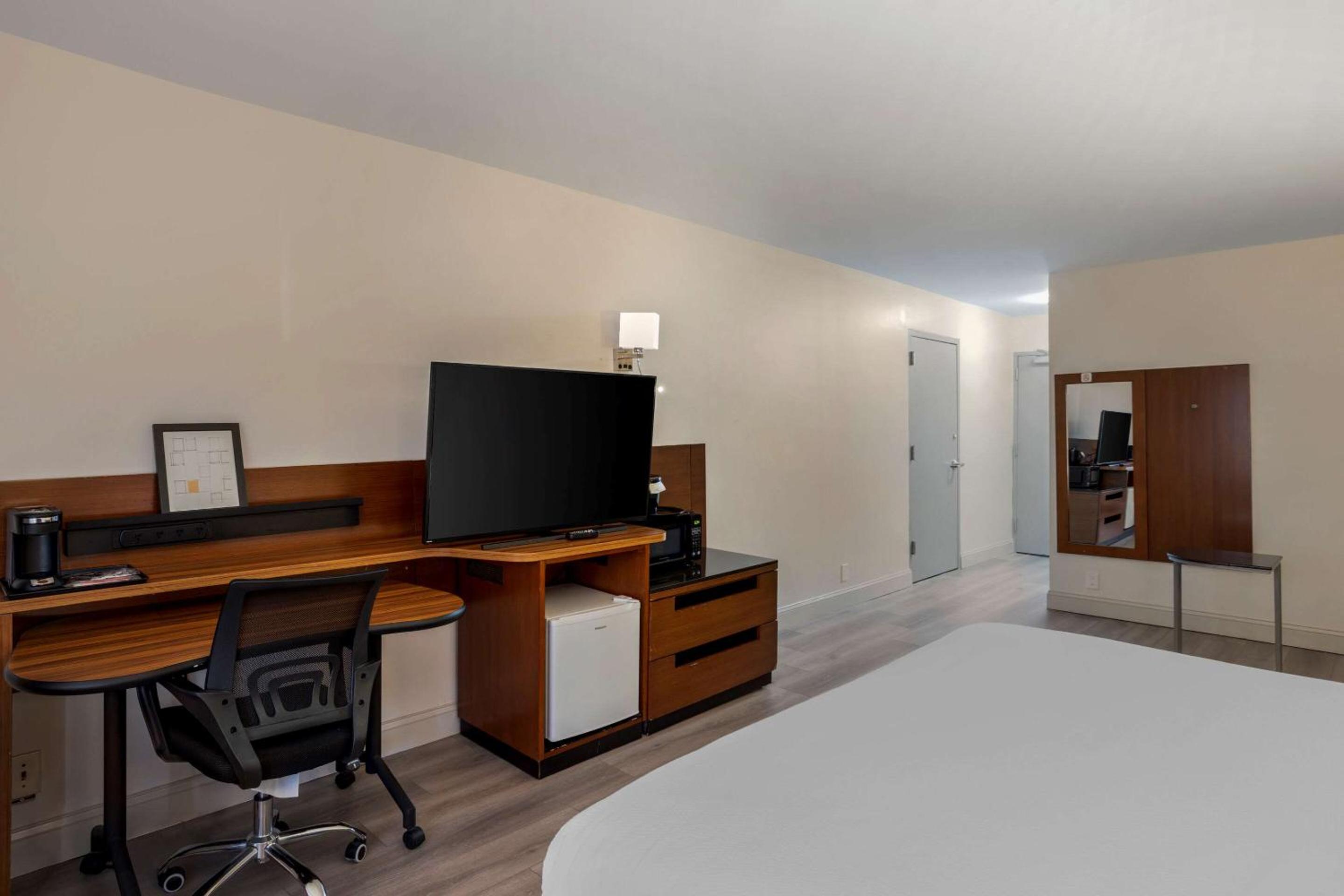 Standard King Room - Non Smoking - Photo 13