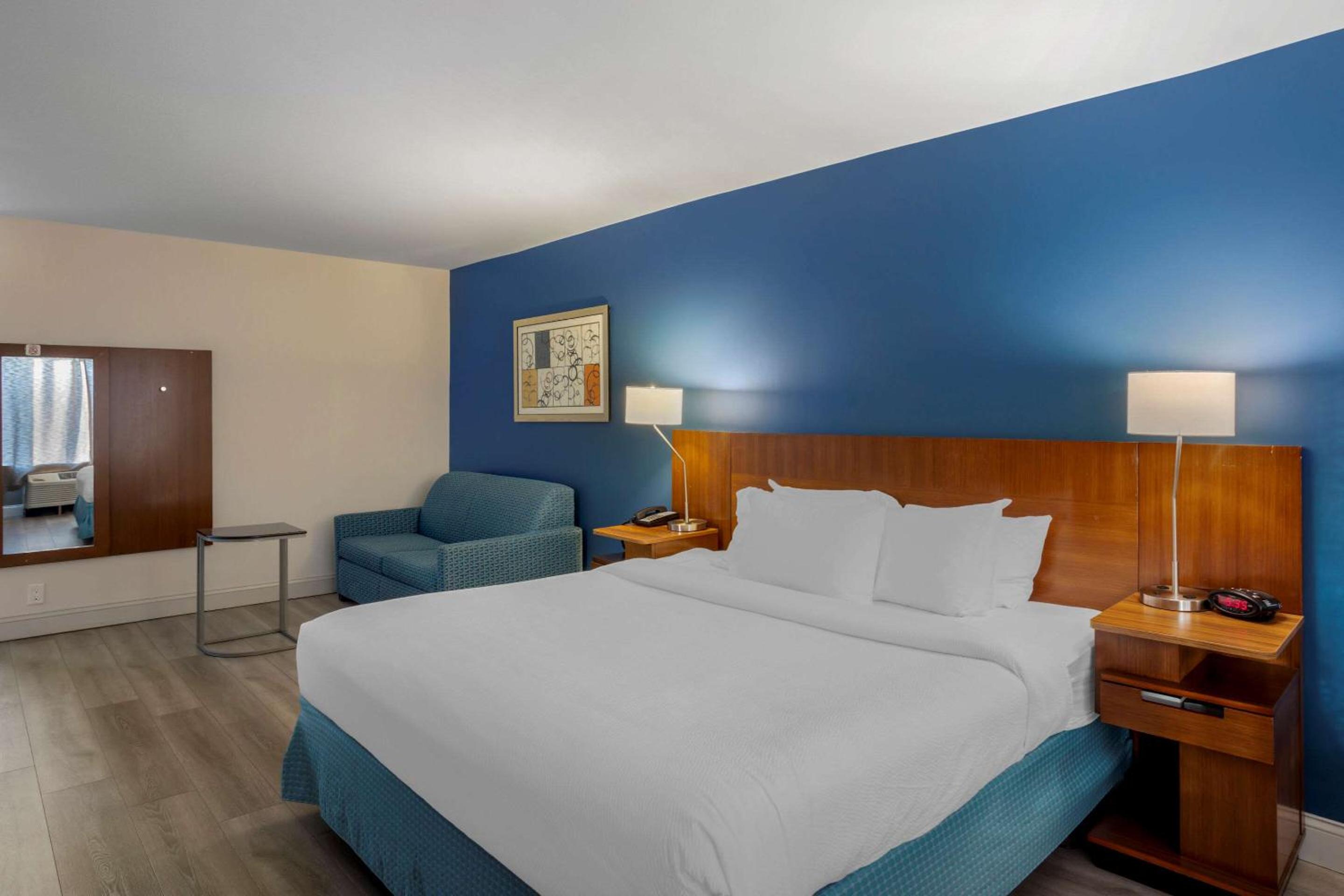 Standard King Room with Sofa Bed - Non Smoking - Photo 7
