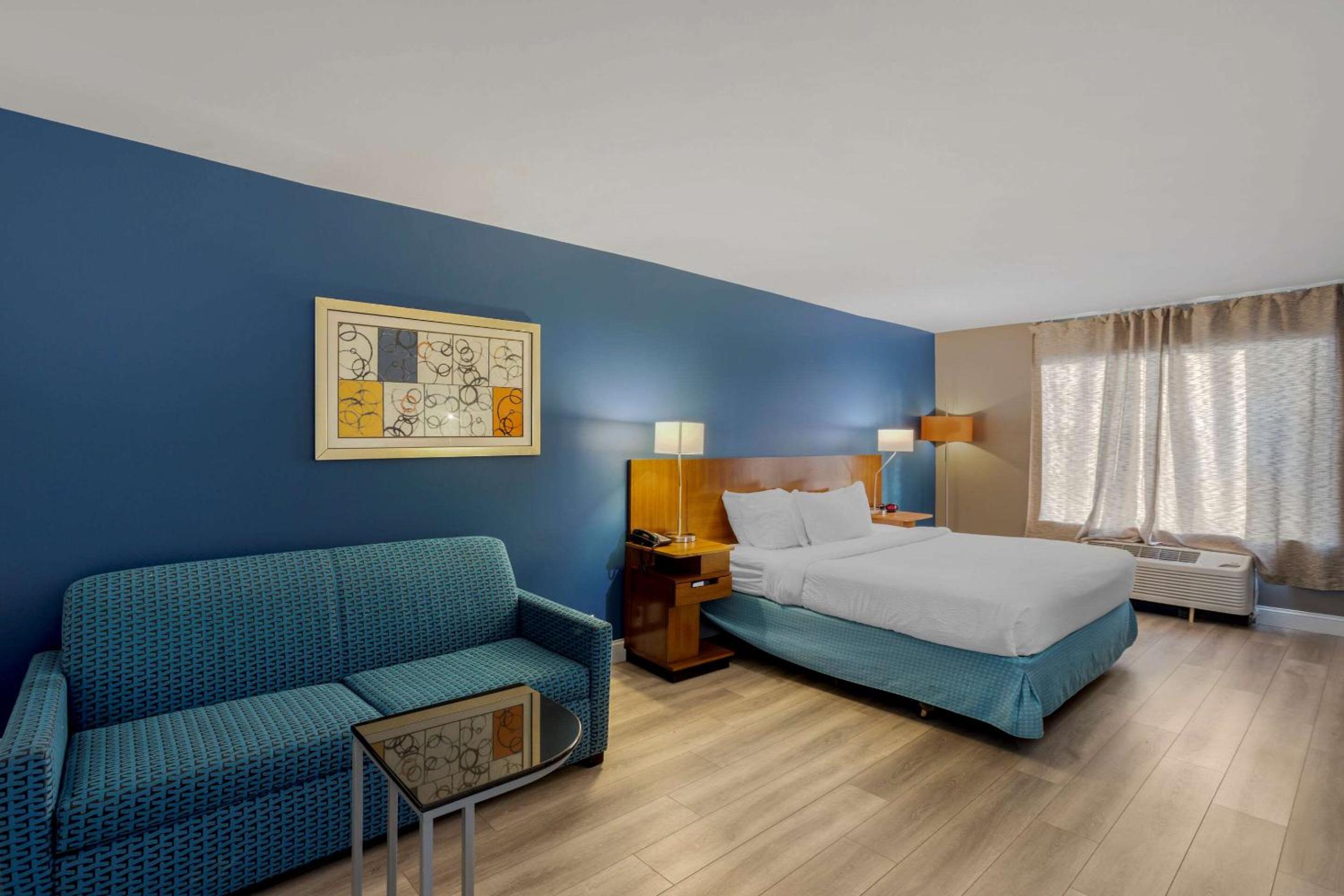 Standard King Room with Sofa Bed - Non Smoking - Photo 1