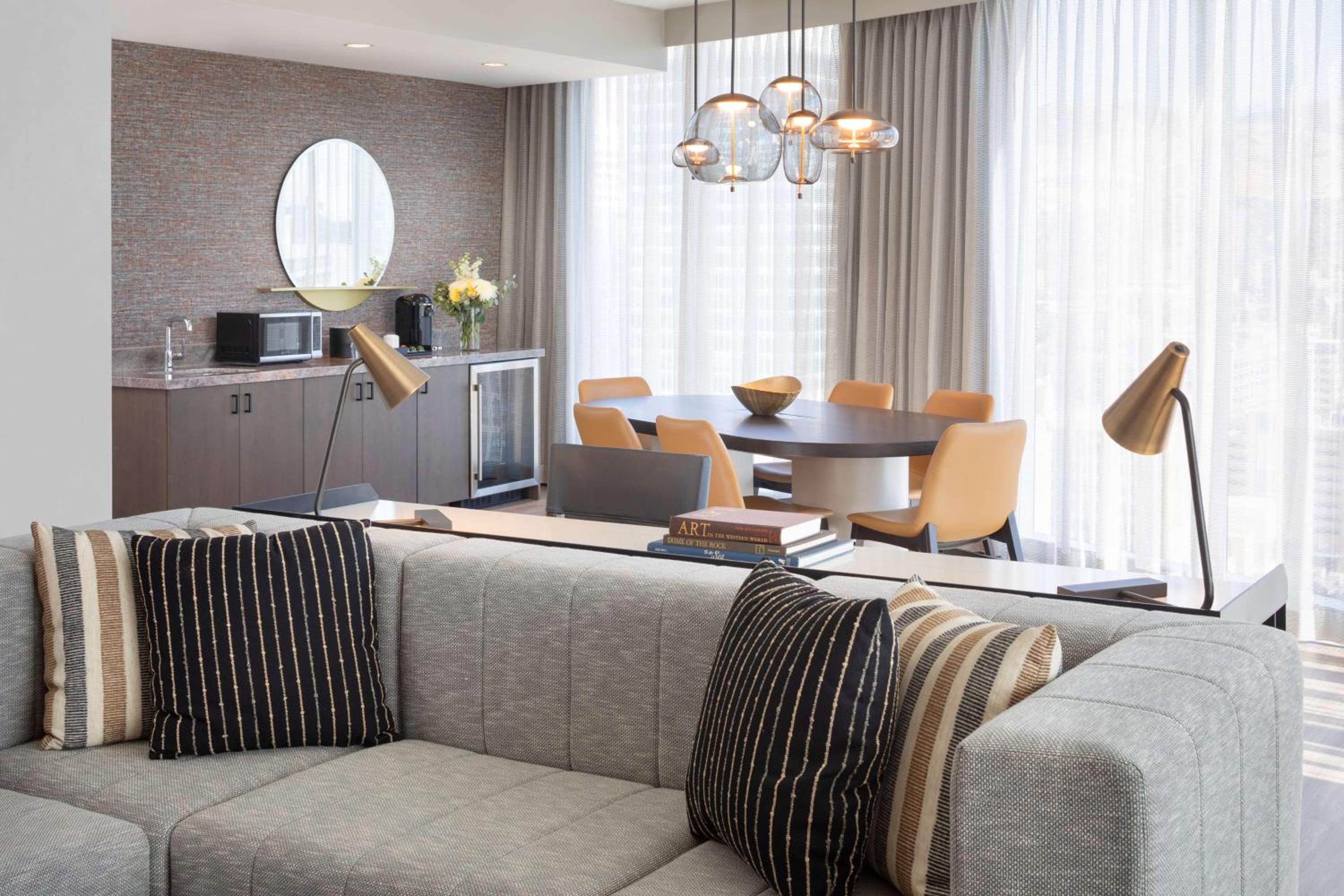 Suite - Photo 1