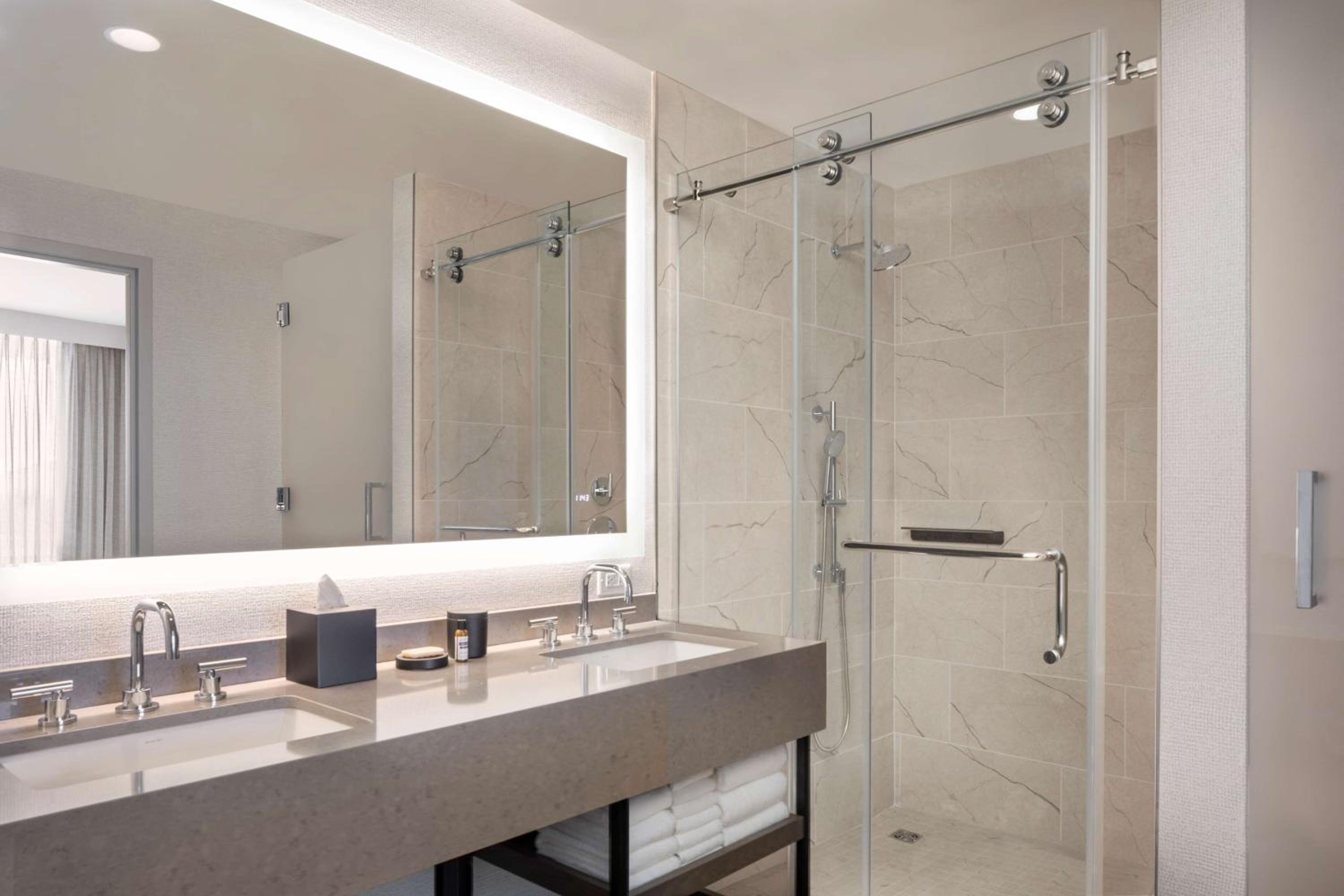 Suite - Photo 3