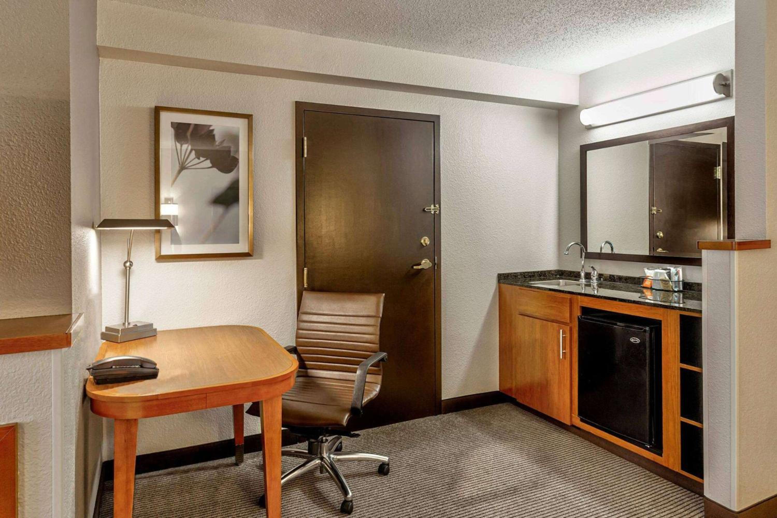 Junior King Suite - Non-Smoking - Photo 3