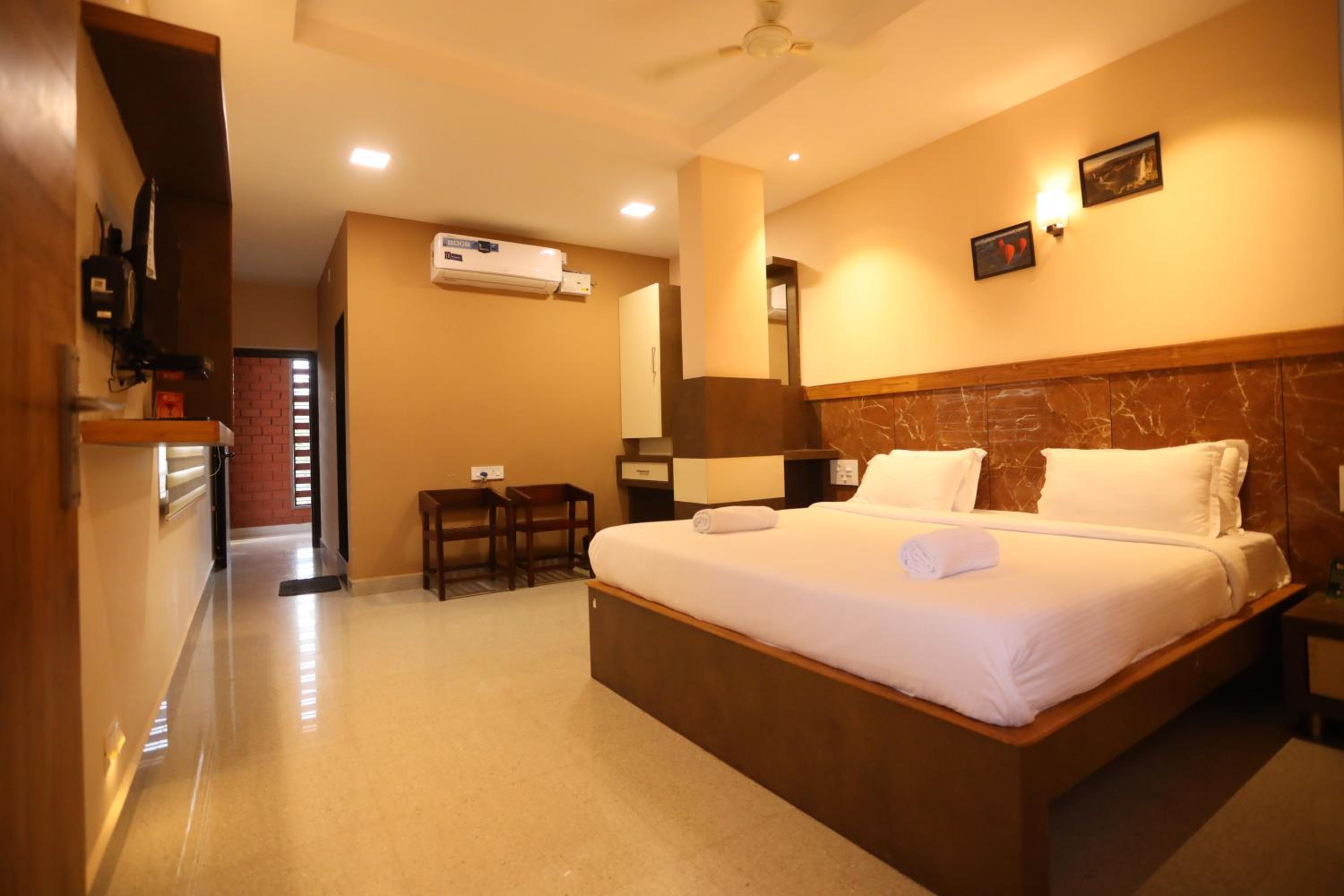 Deluxe King Room - Photo 1