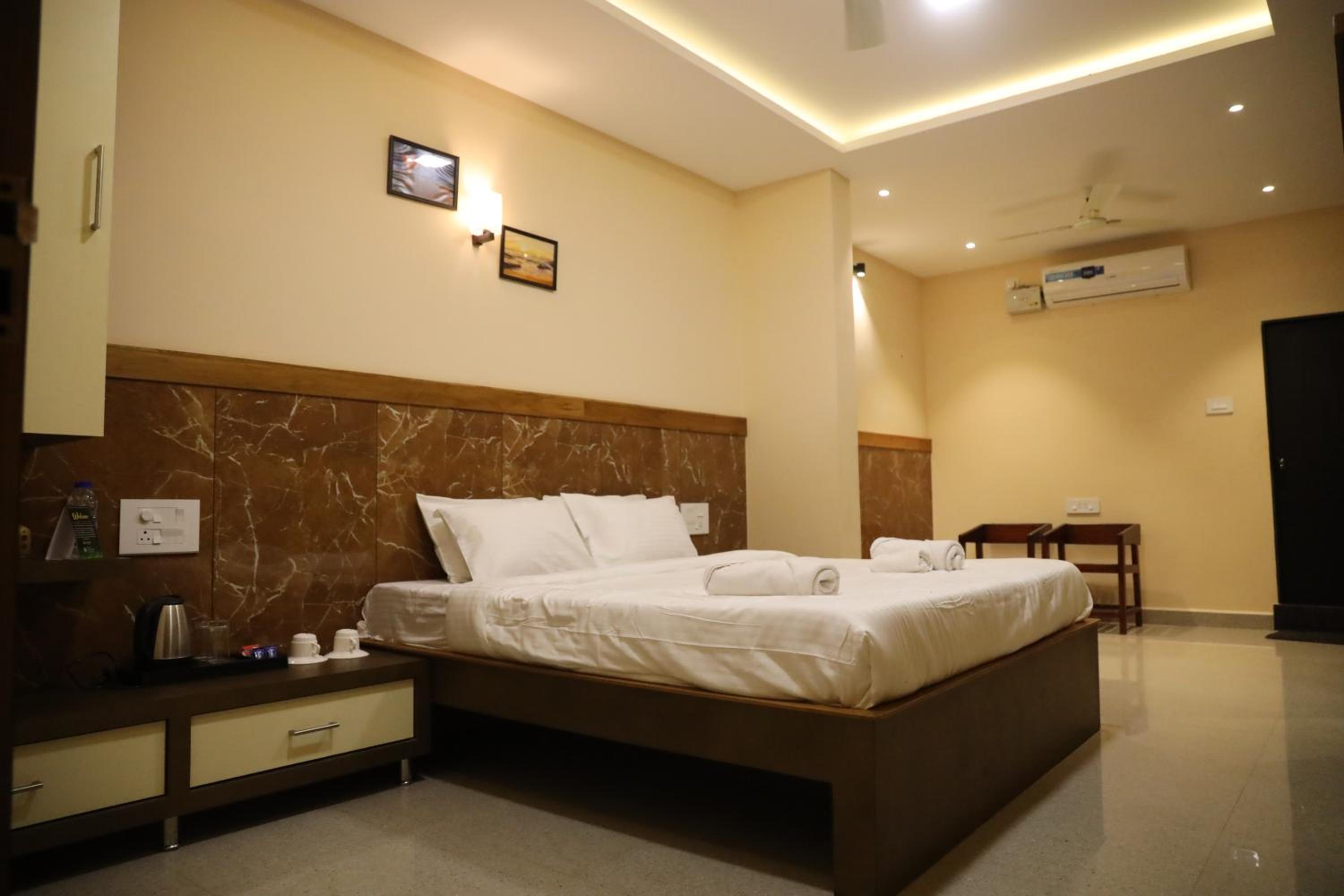 Deluxe King Room - Photo 4