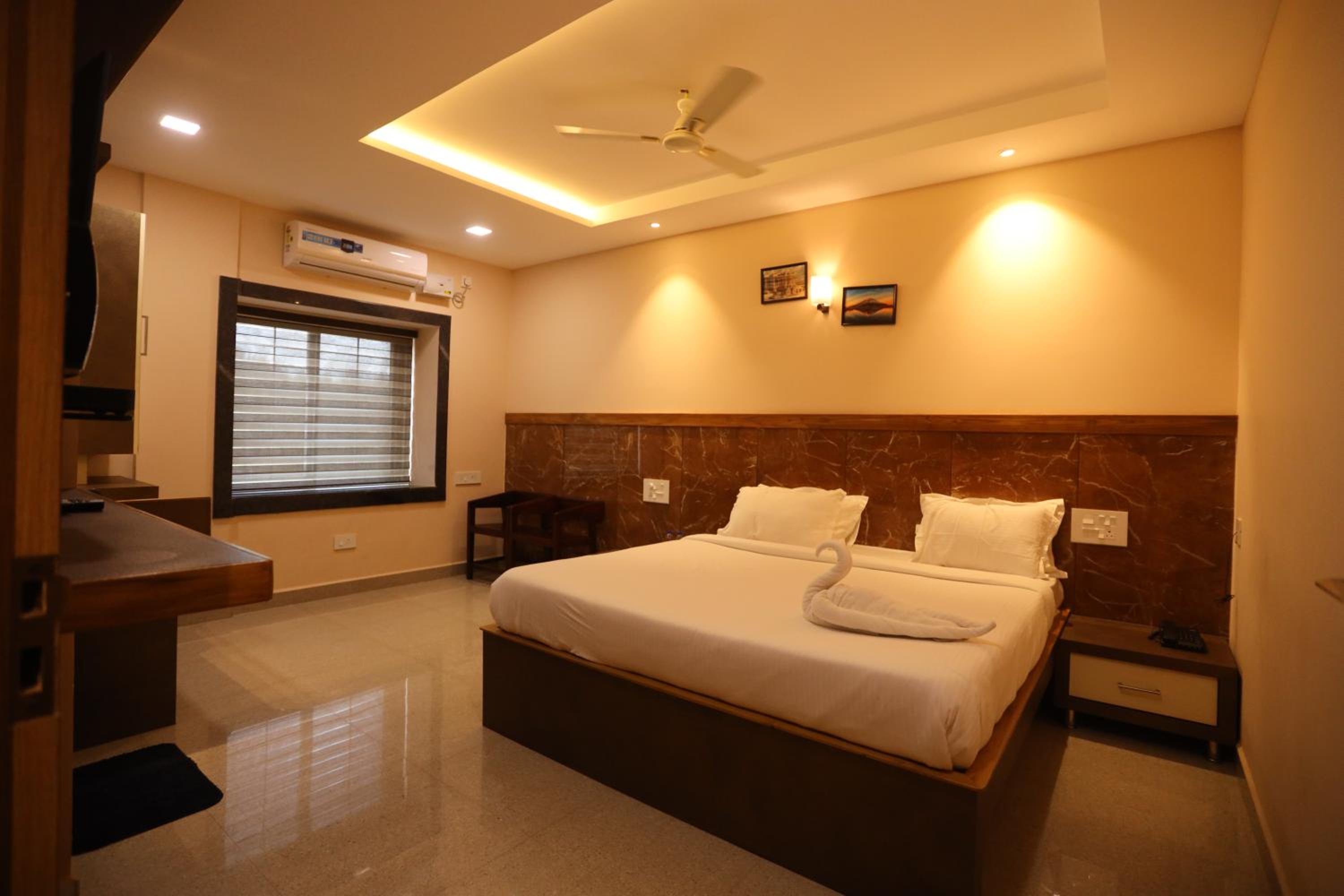 Deluxe King Room - Photo 8