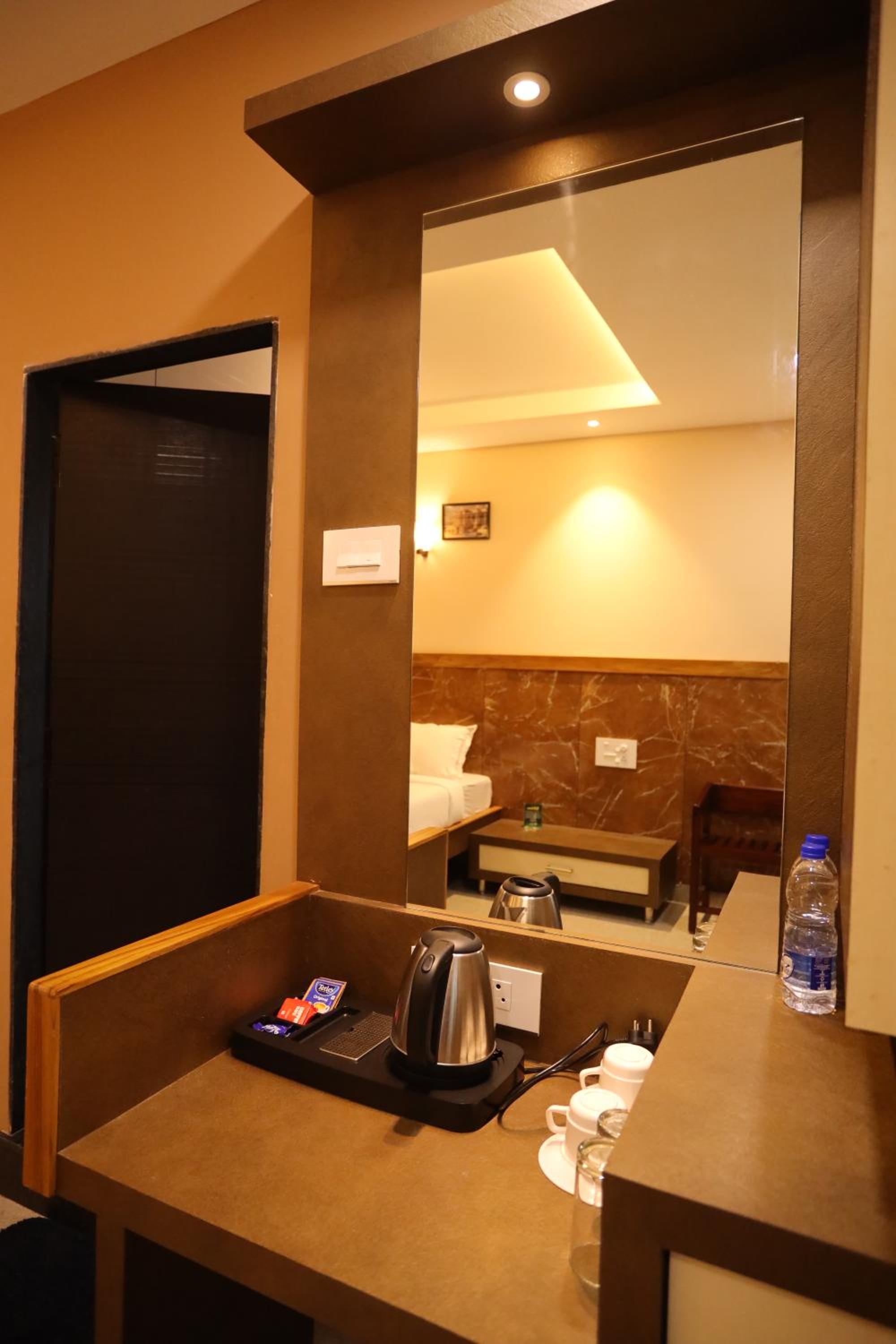 Deluxe King Room - Photo 3