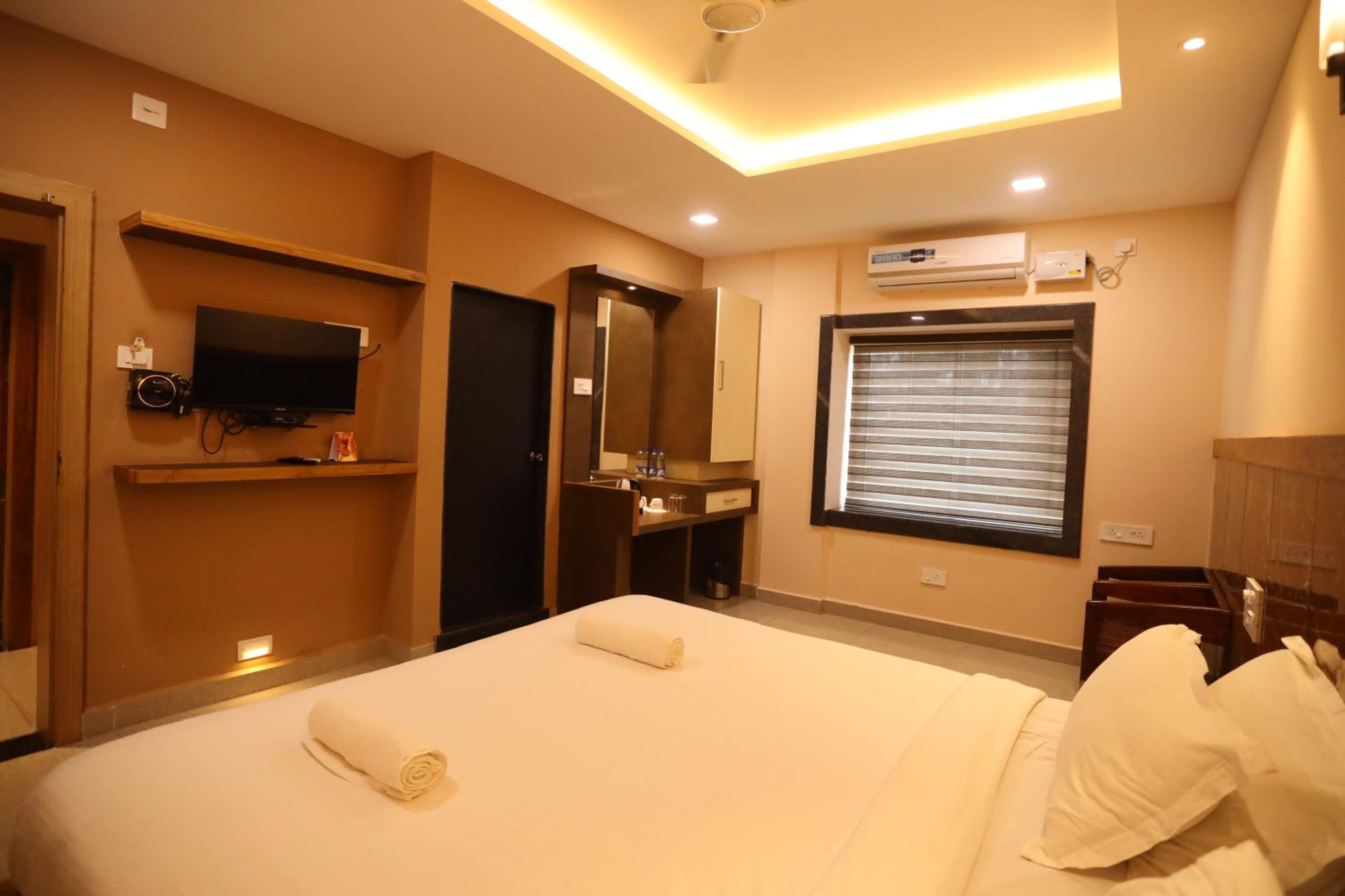 Deluxe King Room - Photo 10