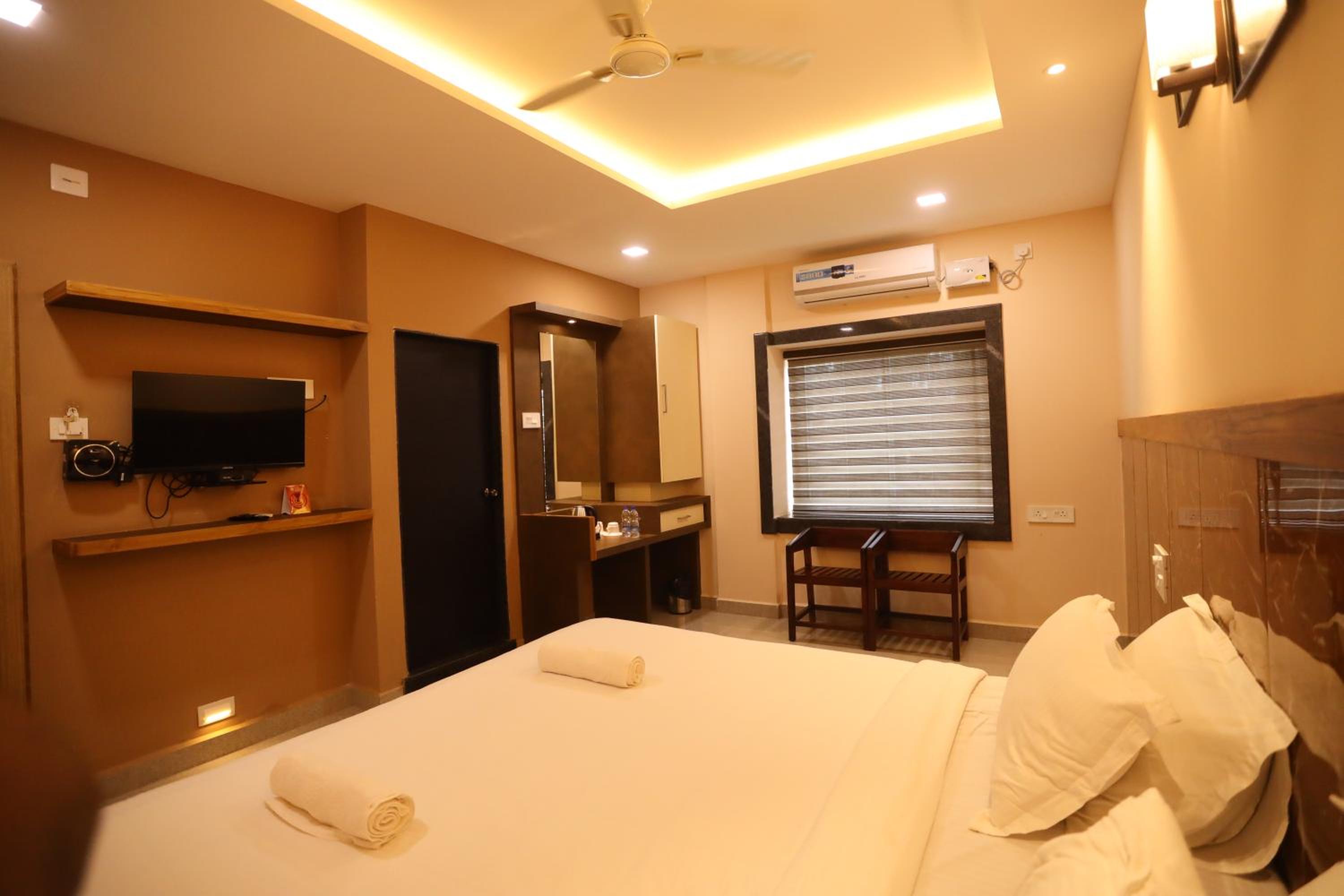 Deluxe King Room - Photo 5