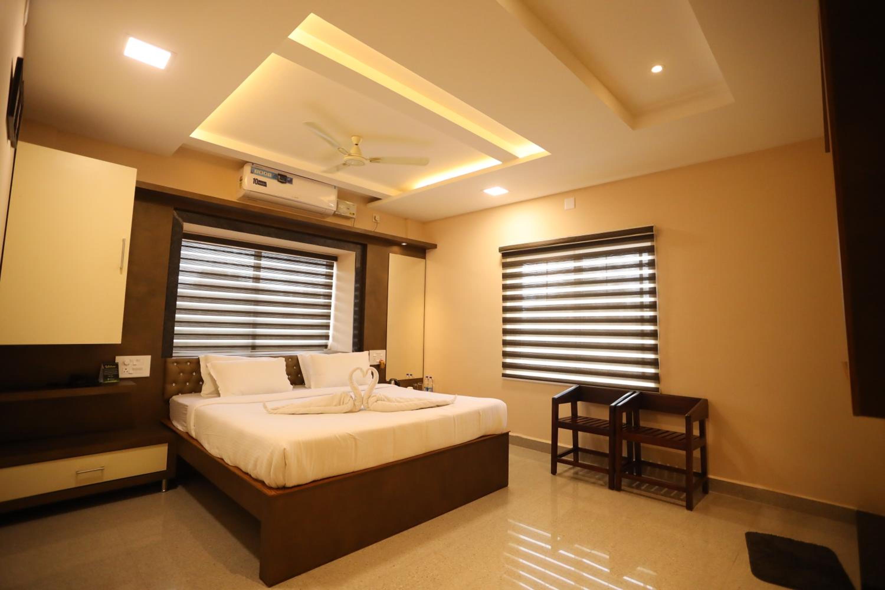 Deluxe King Room - Photo 9