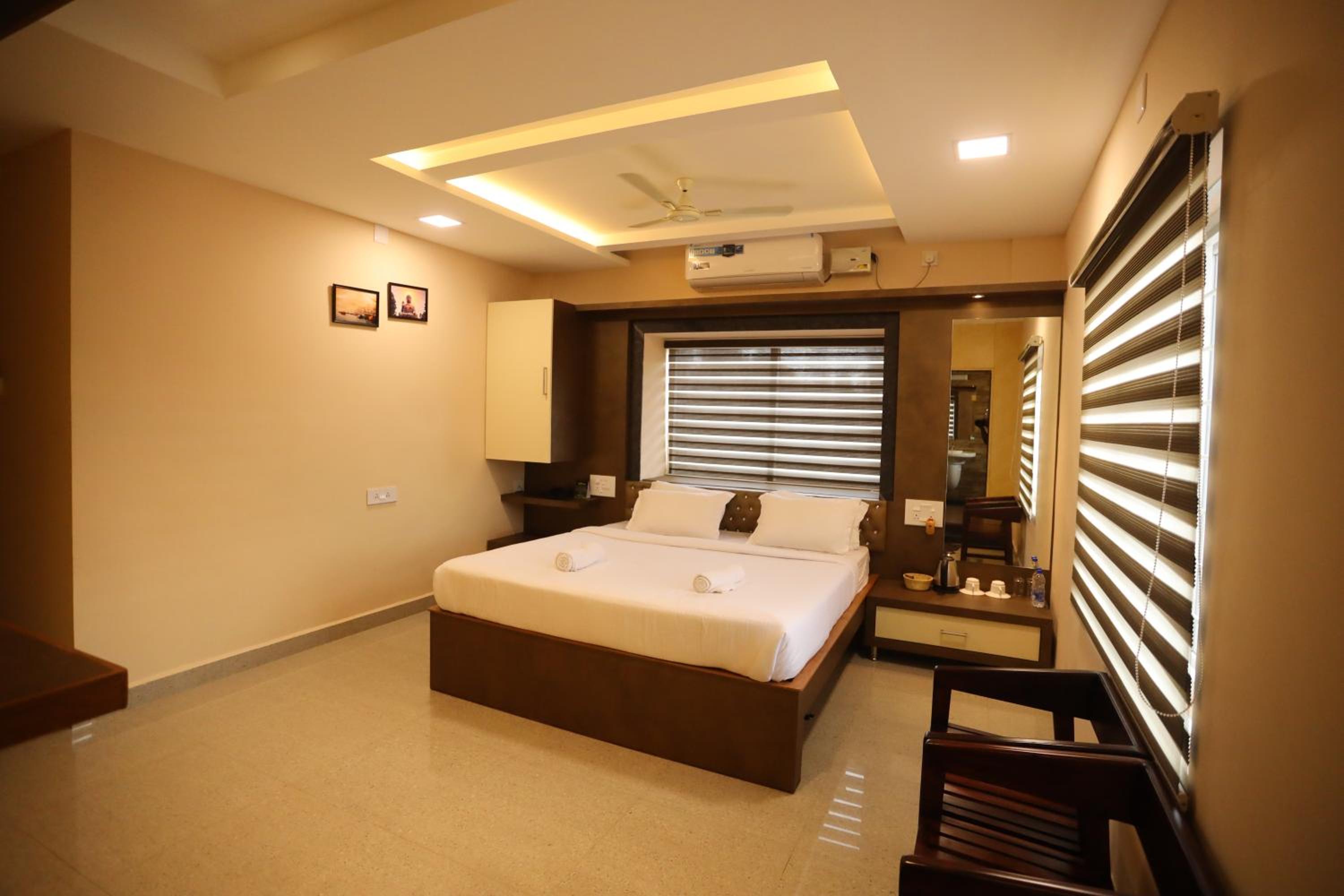 Deluxe King Room - Photo 2
