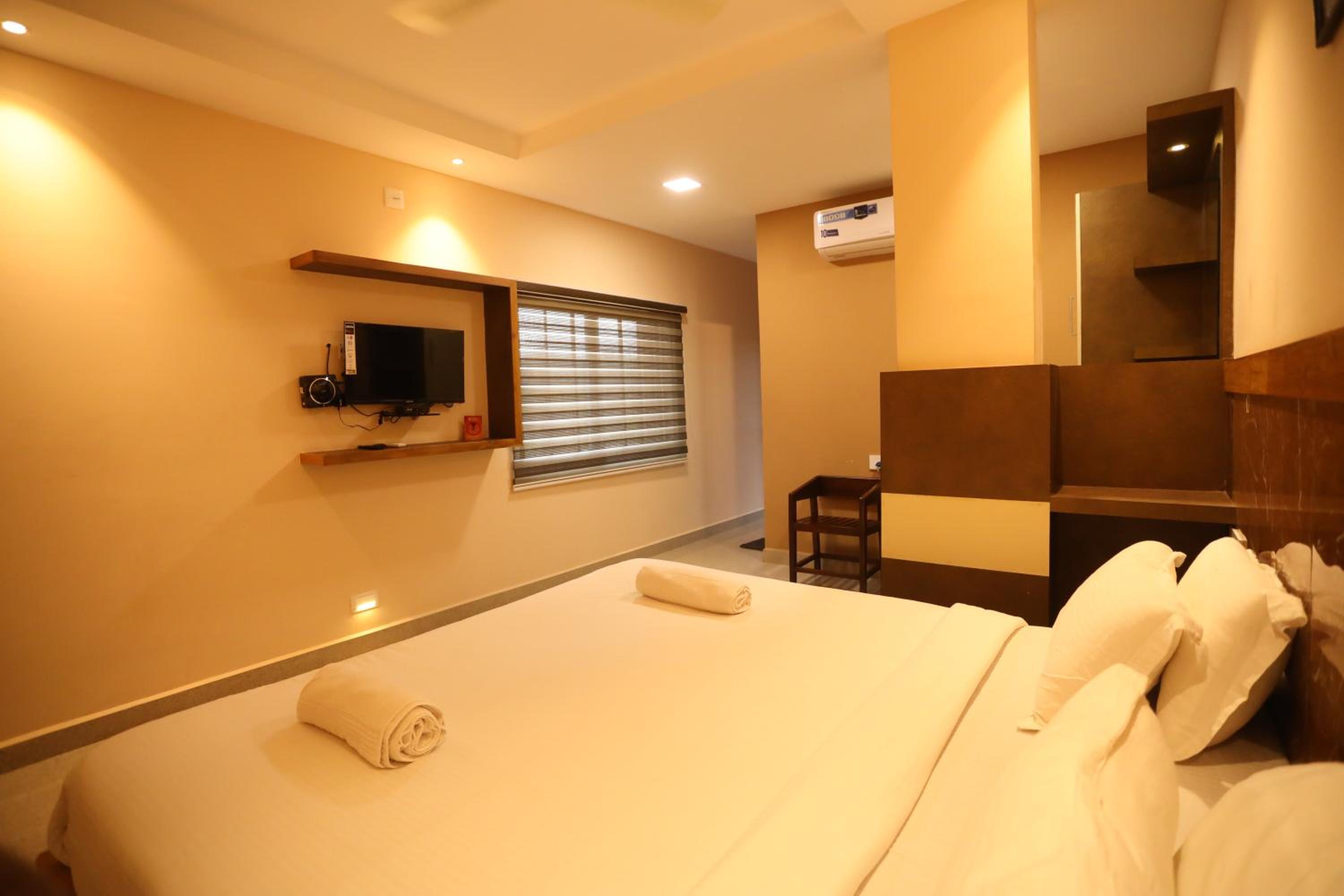 Deluxe King Room - Photo 7