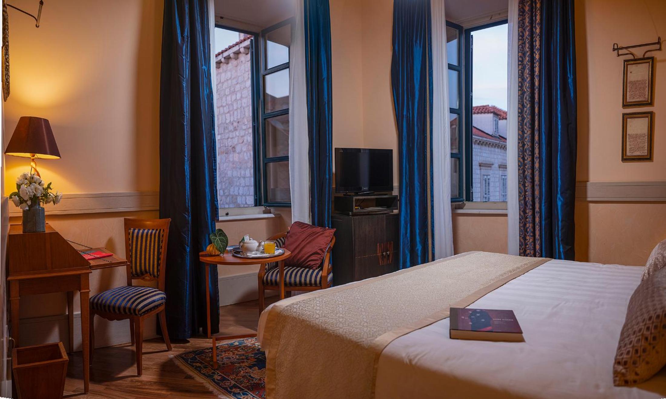 Corner Deluxe Room