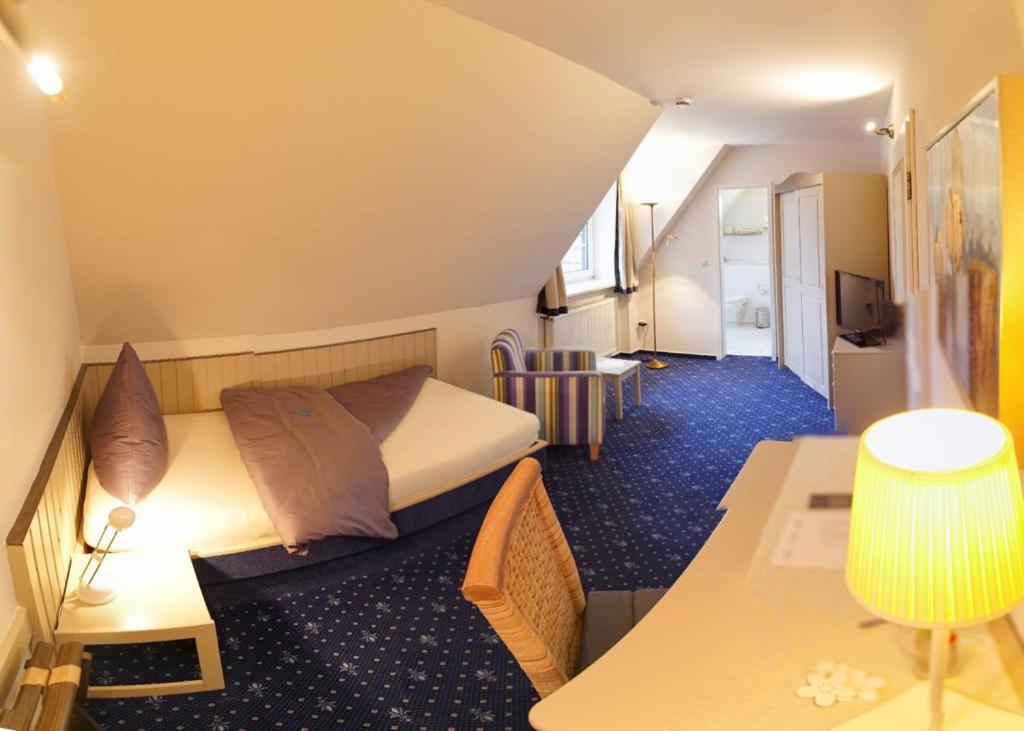 Single Room with Bathroom photo 1