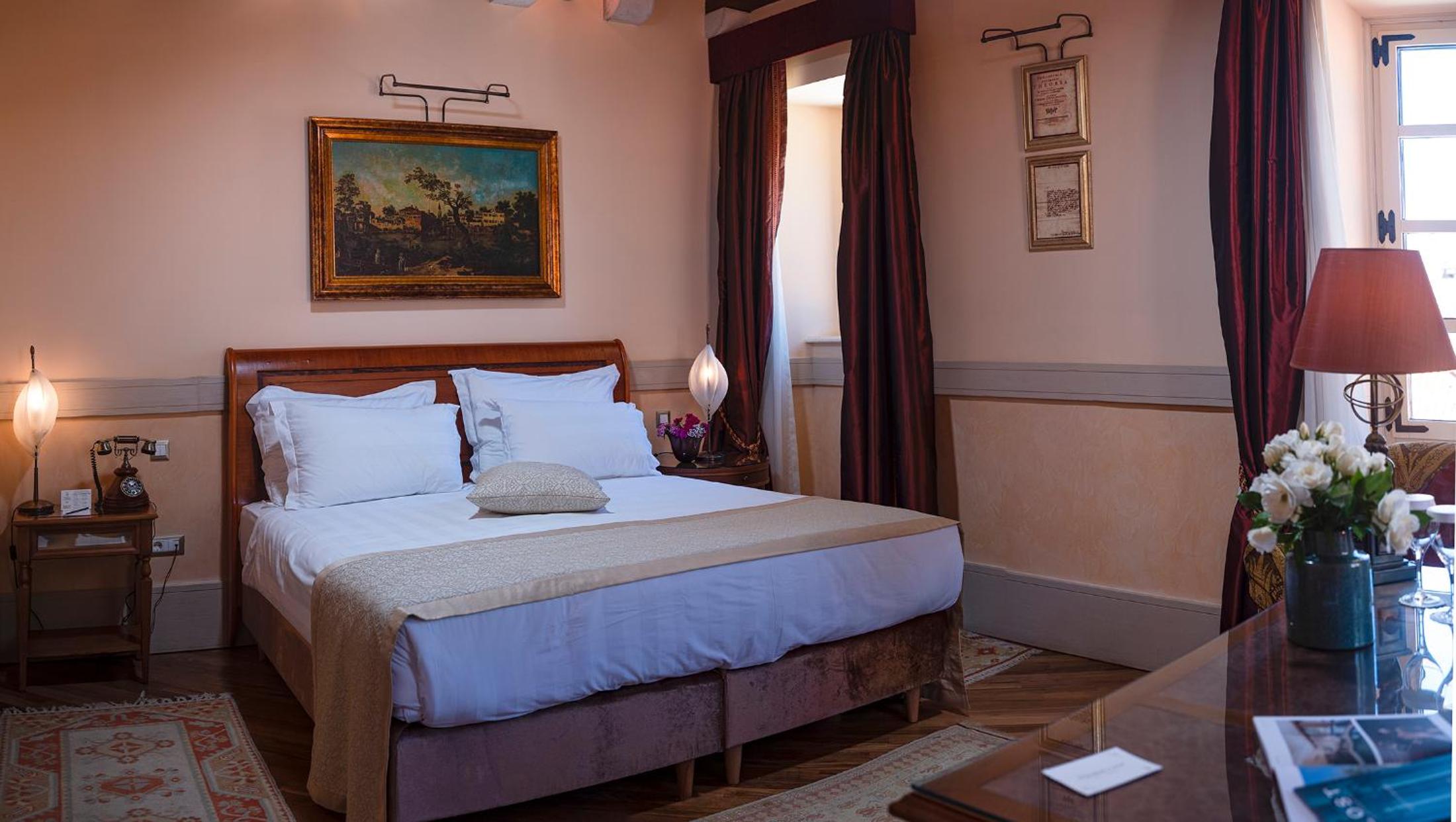 Corner Deluxe Room