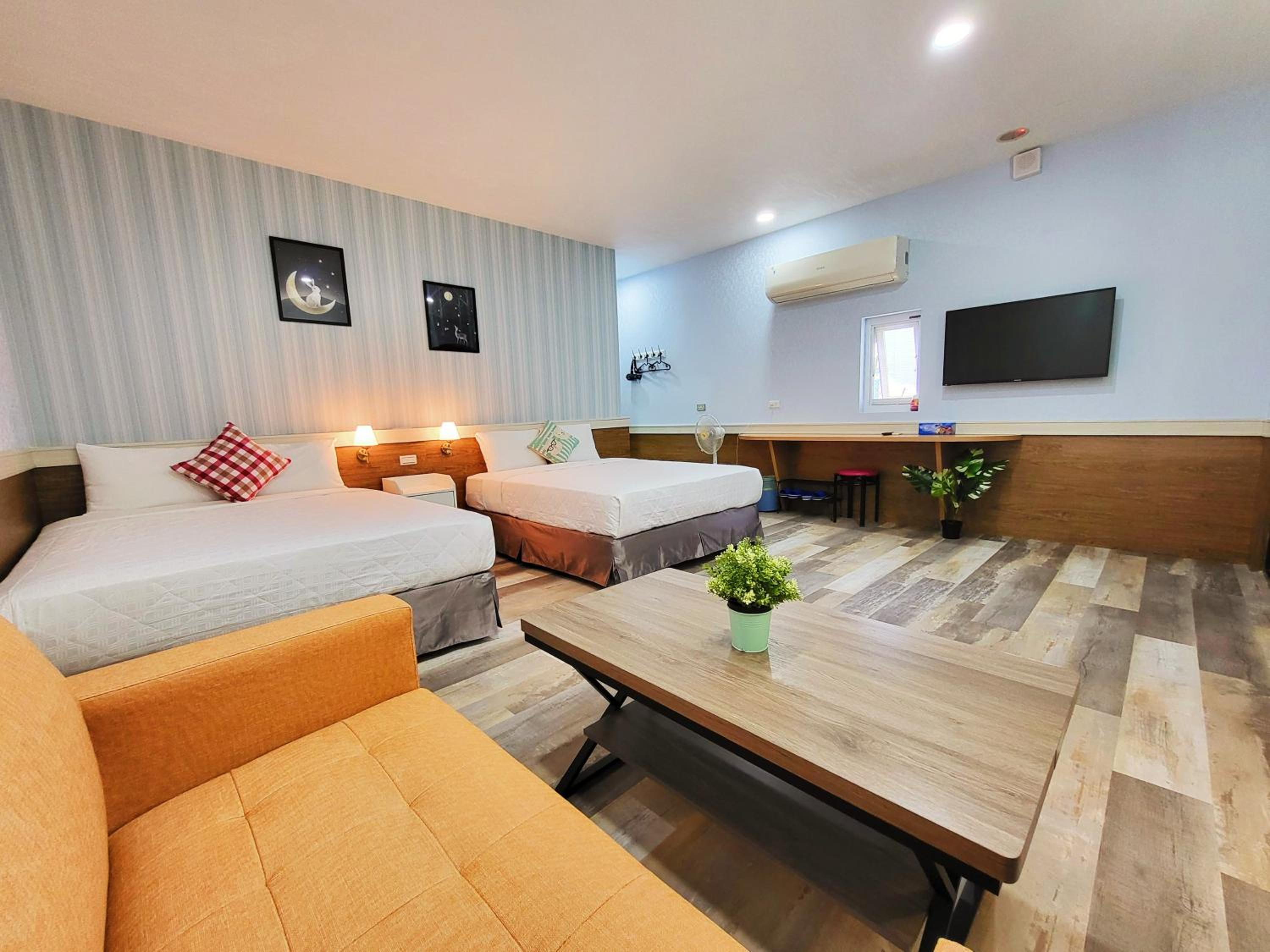 Deluxe Quadruple Room with Private Bathroom photo 3