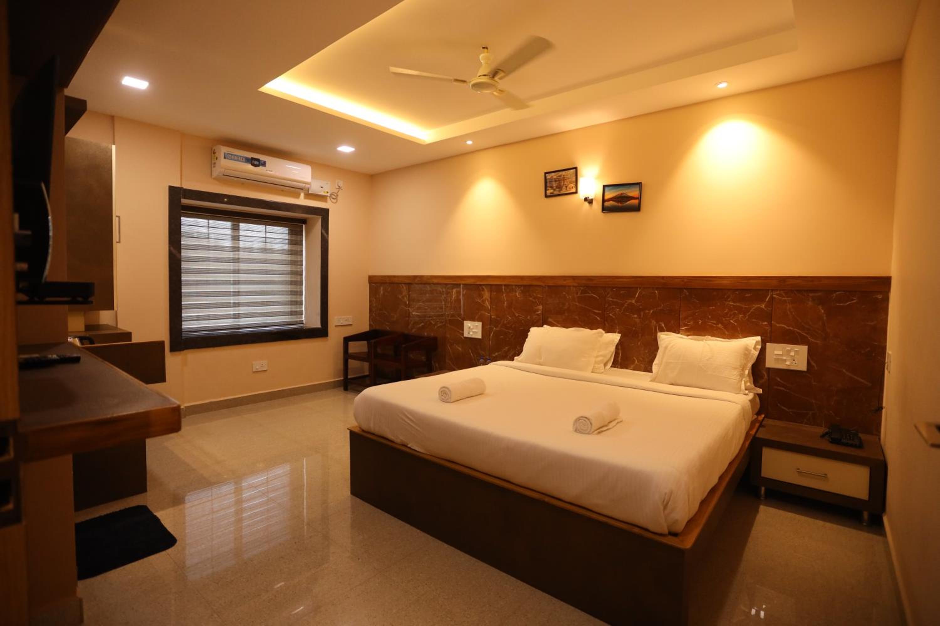 Deluxe King Room - Photo 11