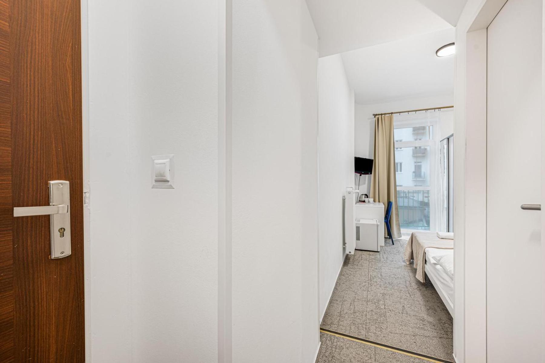Budget Double Room - Photo 6