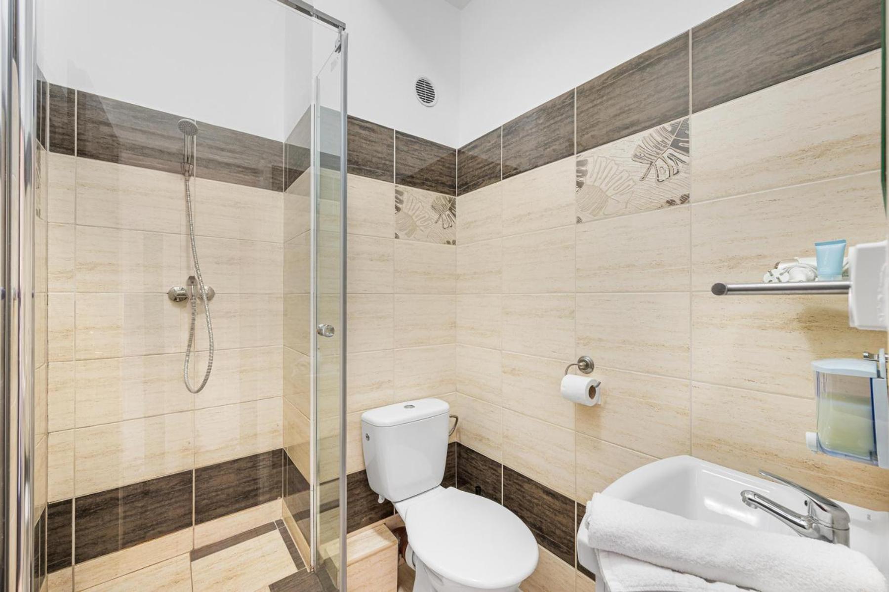 Budget Double Room - Photo 7