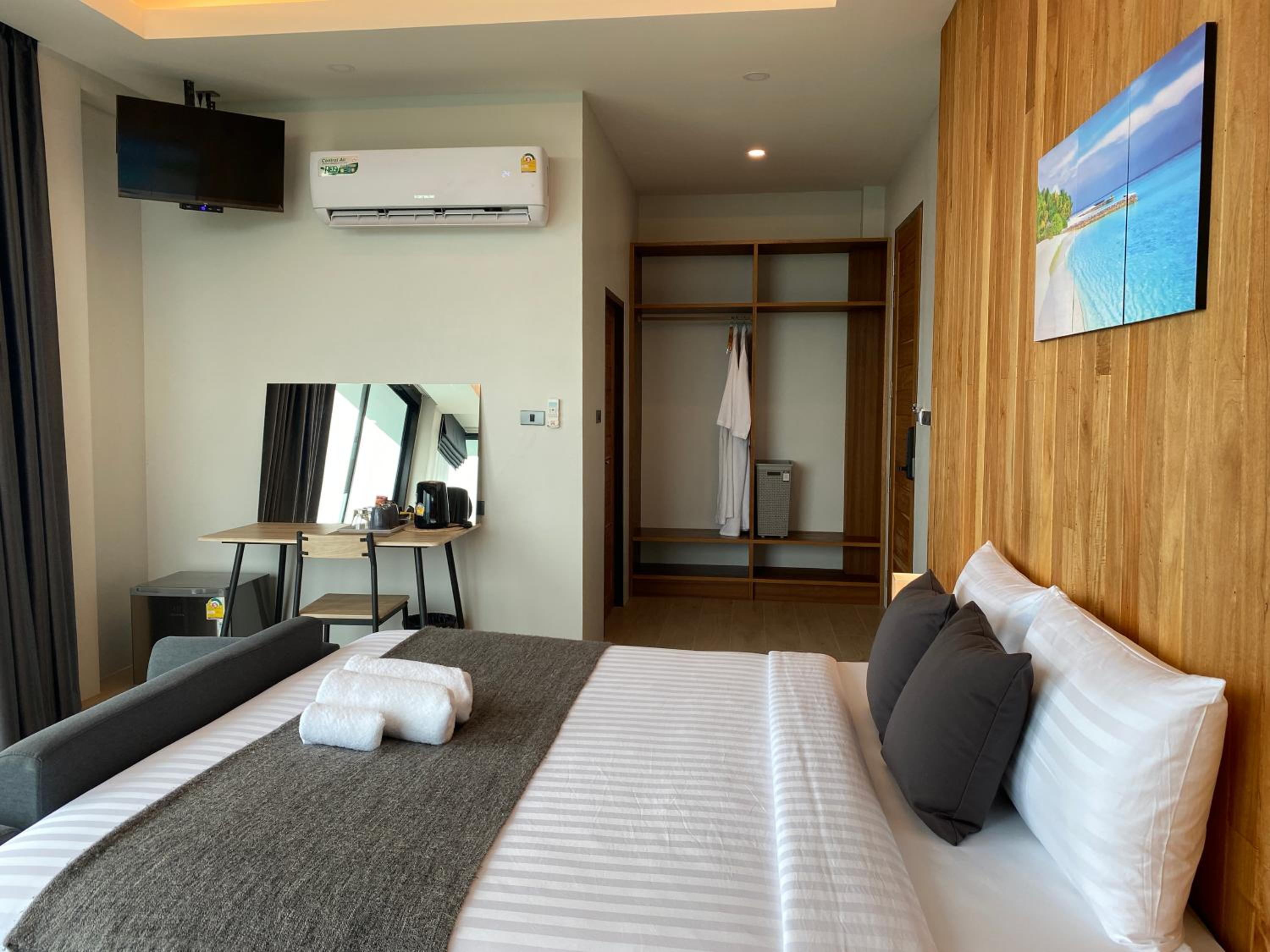 Deluxe Double Room with Sea View - Photo 8