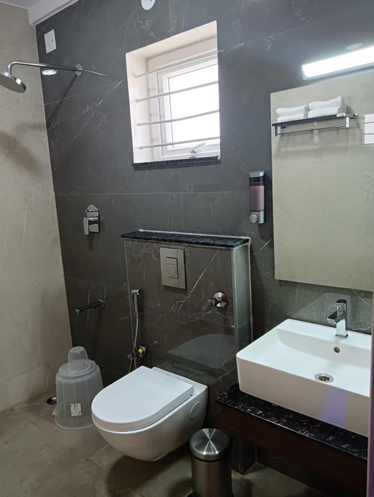 Deluxe Double or Twin Room - Photo 12