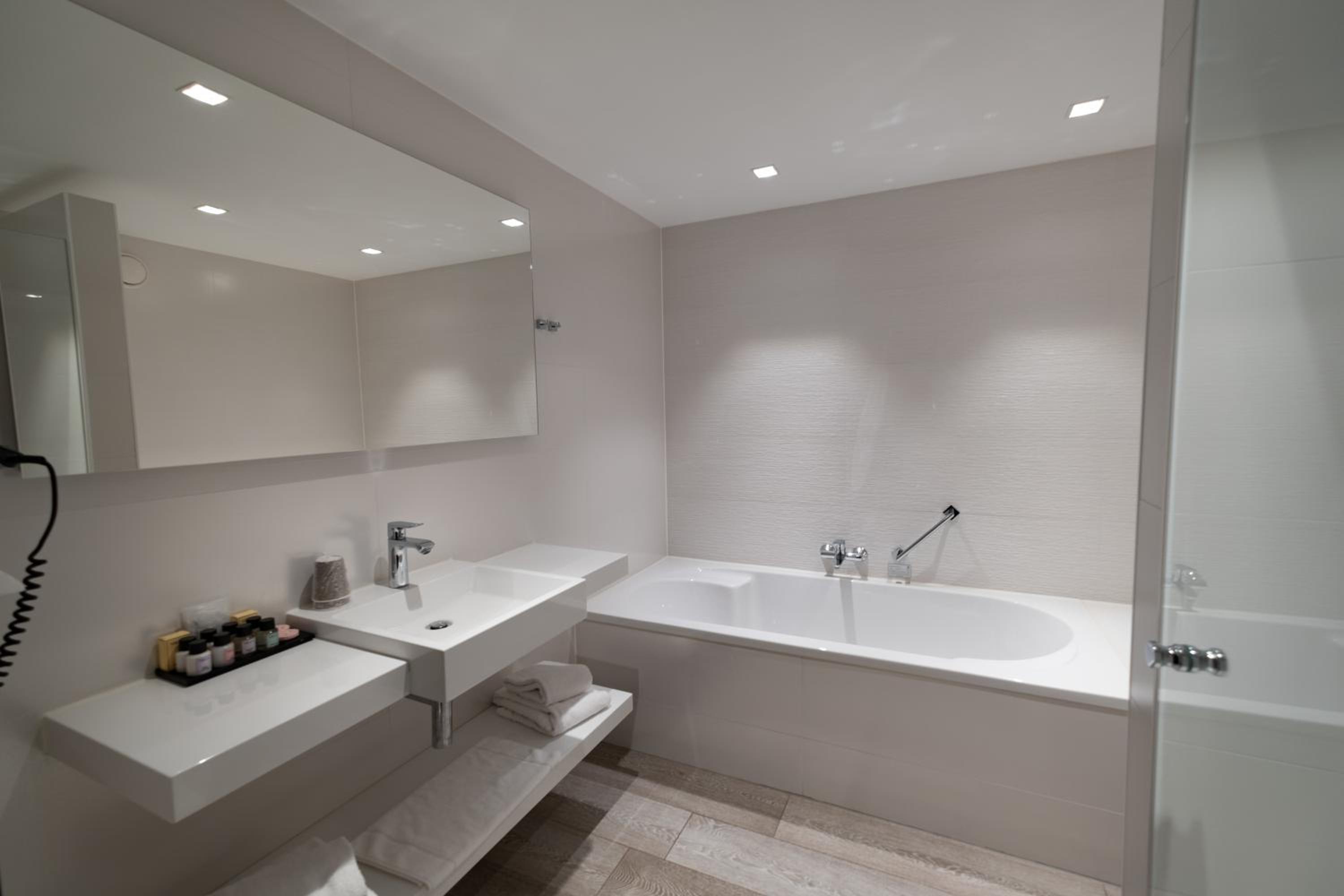 King Room with Spa Bath - Photo 3