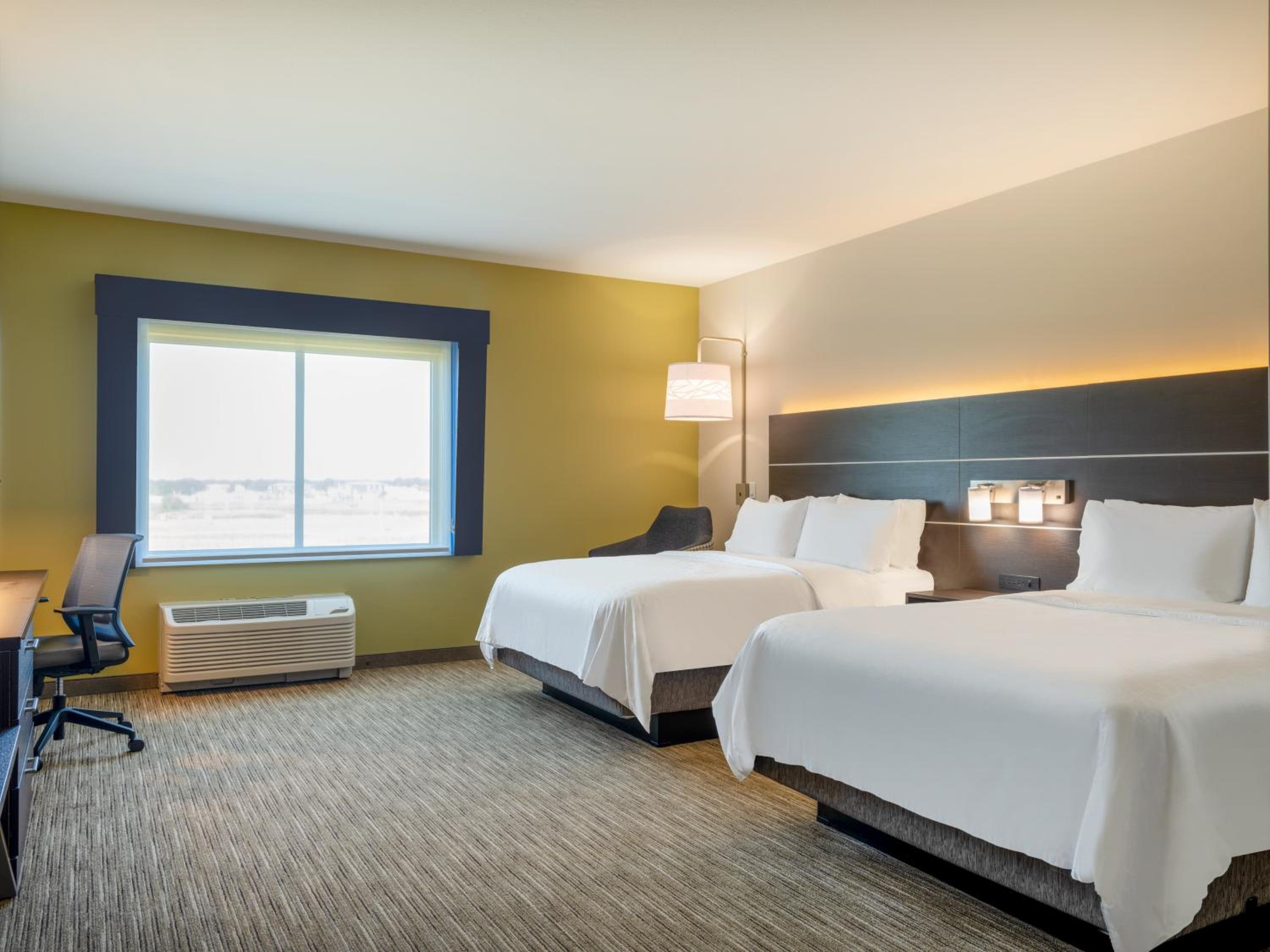 Queen Room with Two Queen Beds - Hearing Accessible/Non-Smoking - Photo 5