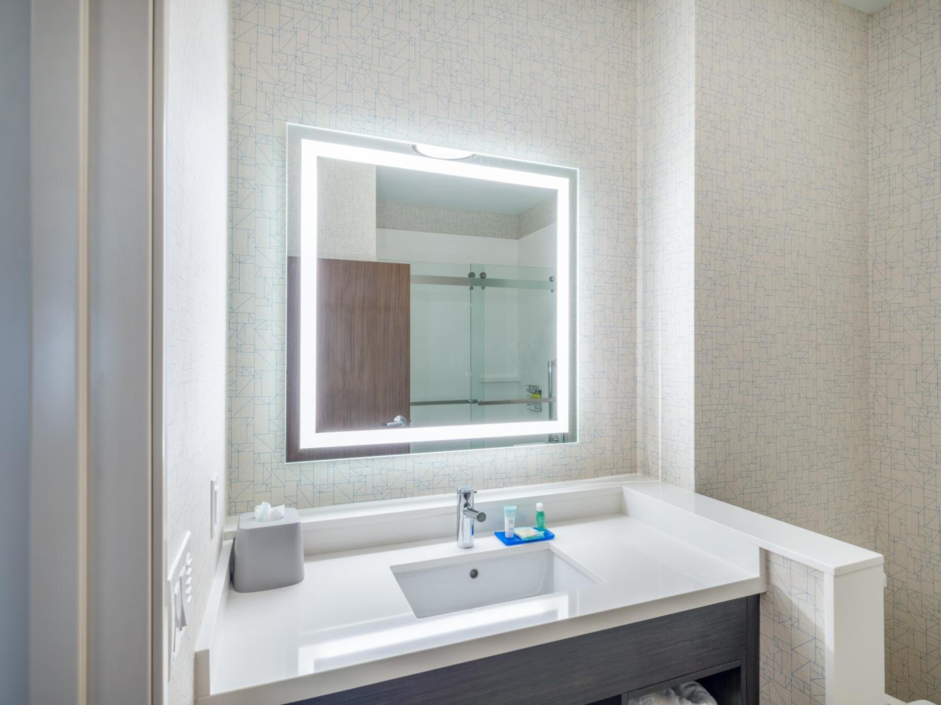 Standard King Room - Photo 7