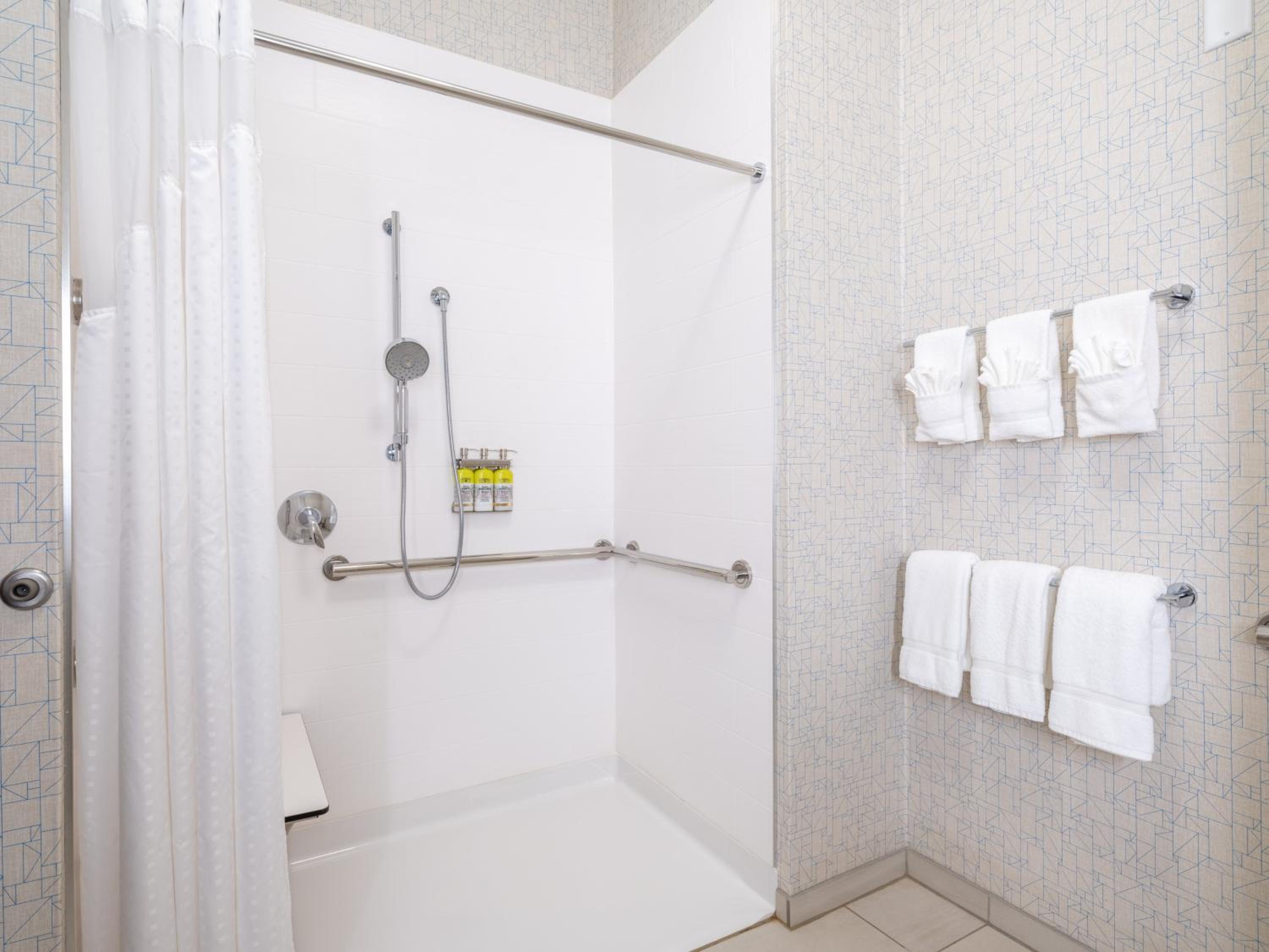 Standard King Room with Mobility Accessible Tub - Photo 3