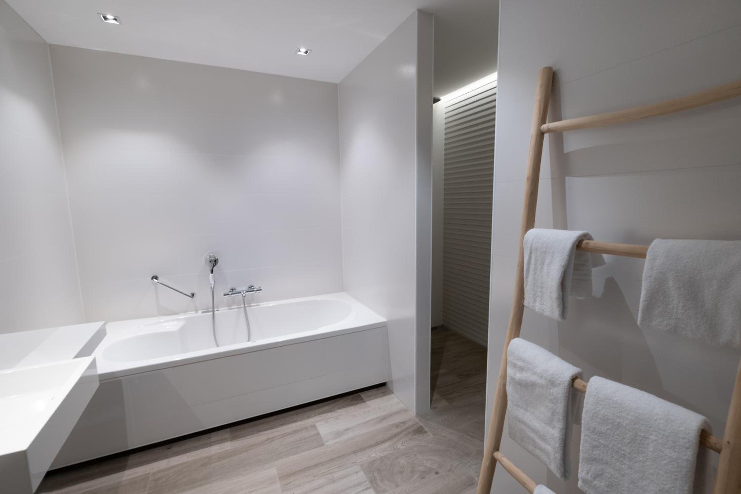 Deluxe Double Room with Balcony - Photo 4