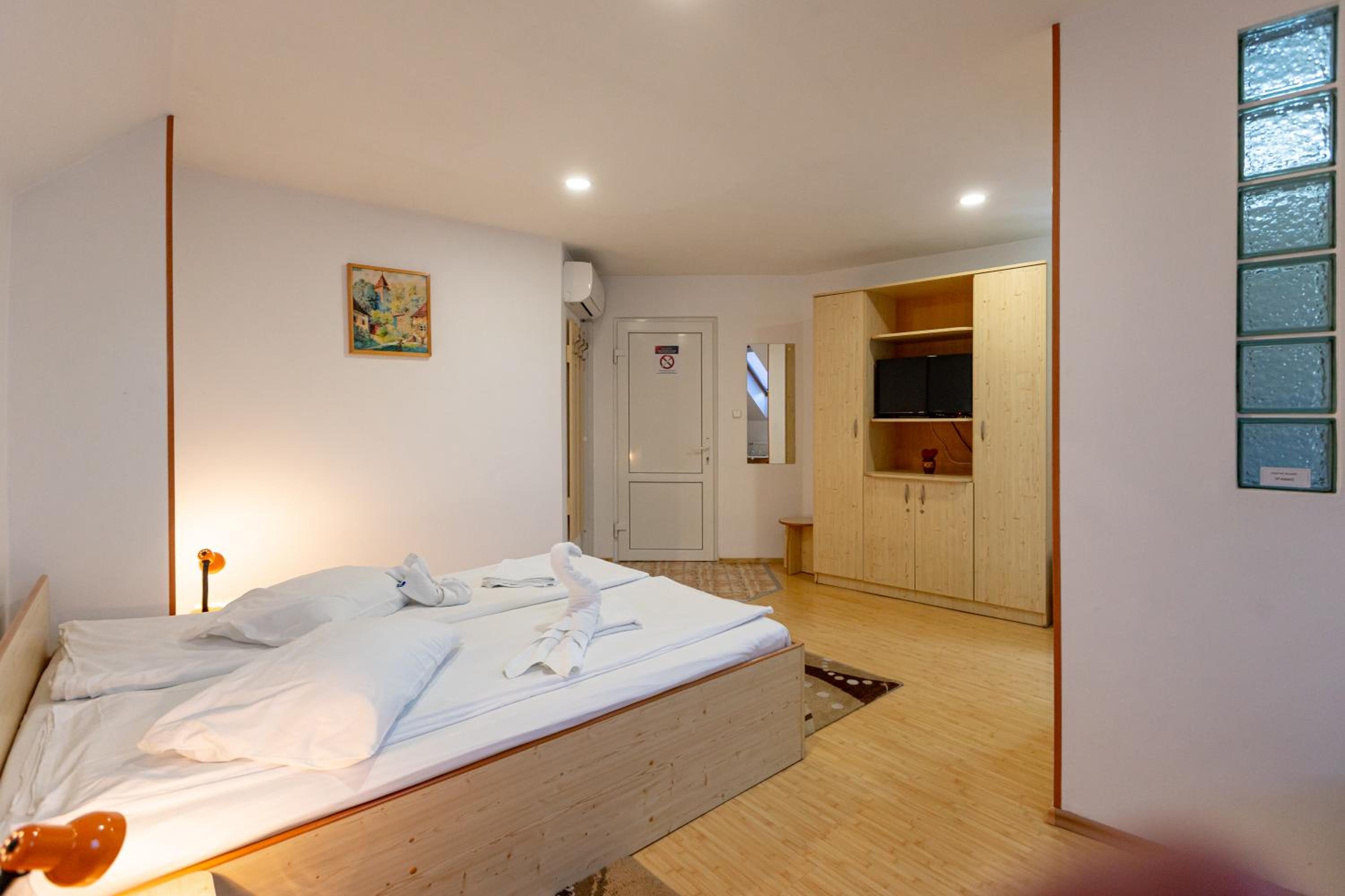 Budget Double Room - Photo 1