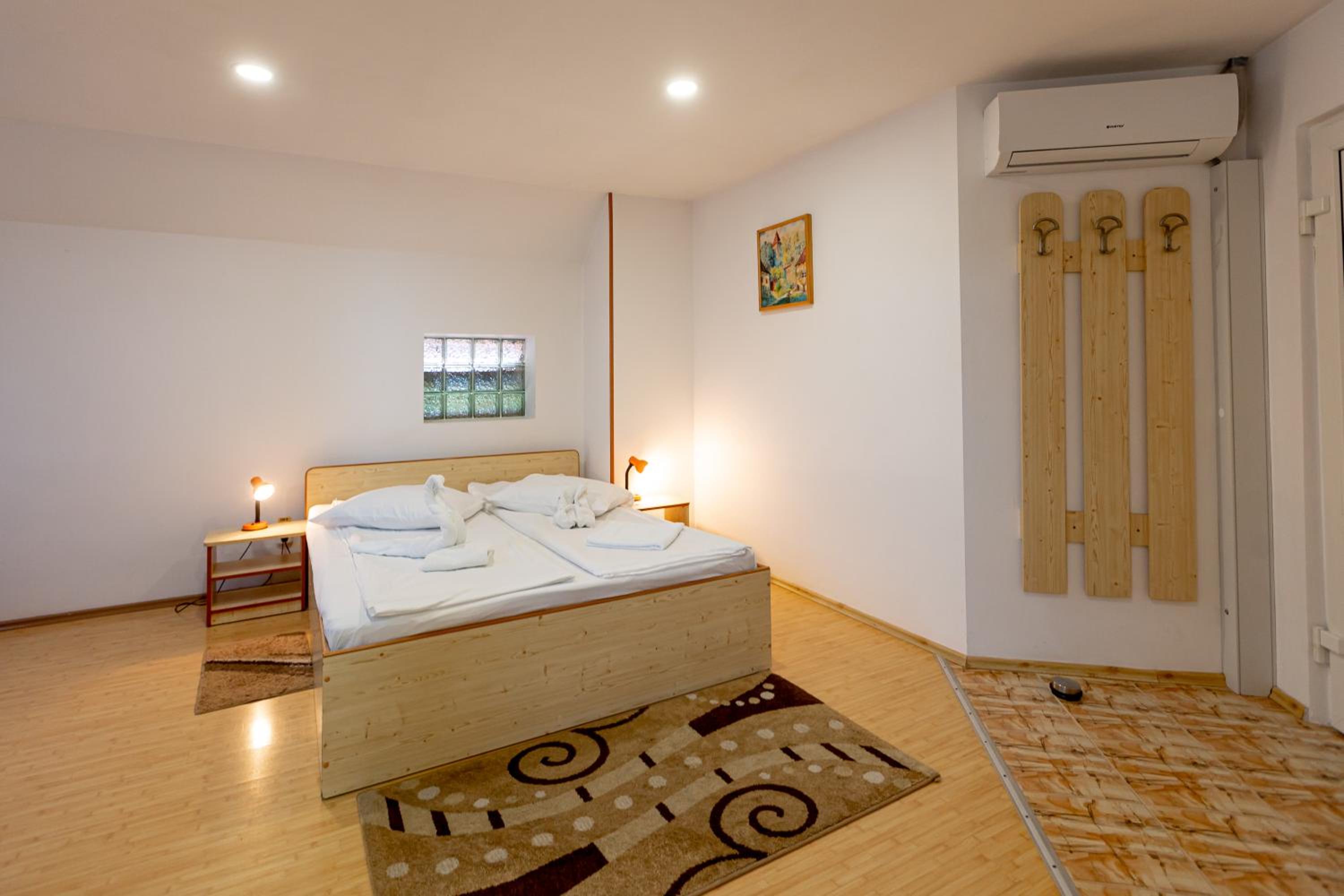 Budget Double Room - Photo 10