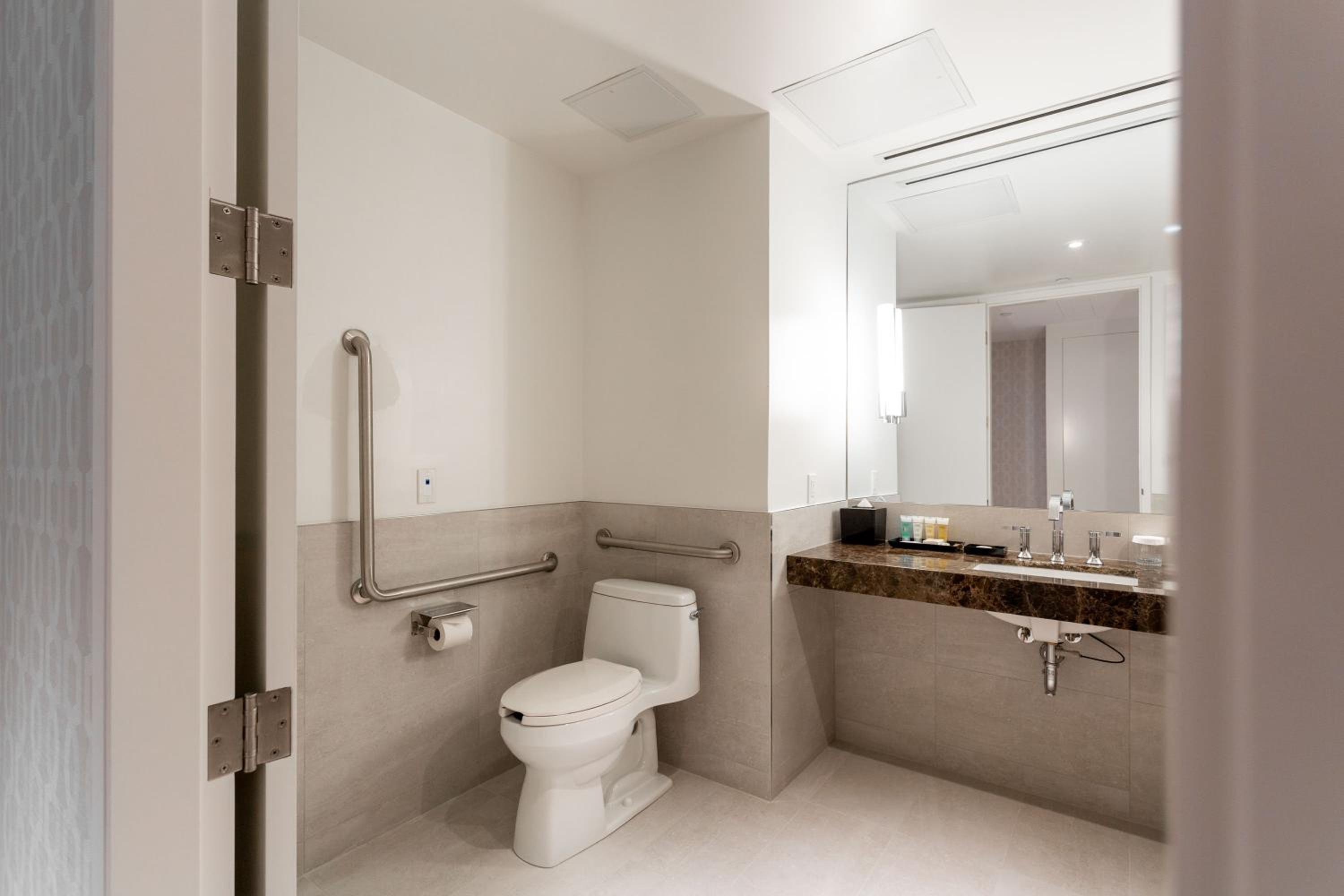 Accessible Room - 1 King Bed thumbnail 5