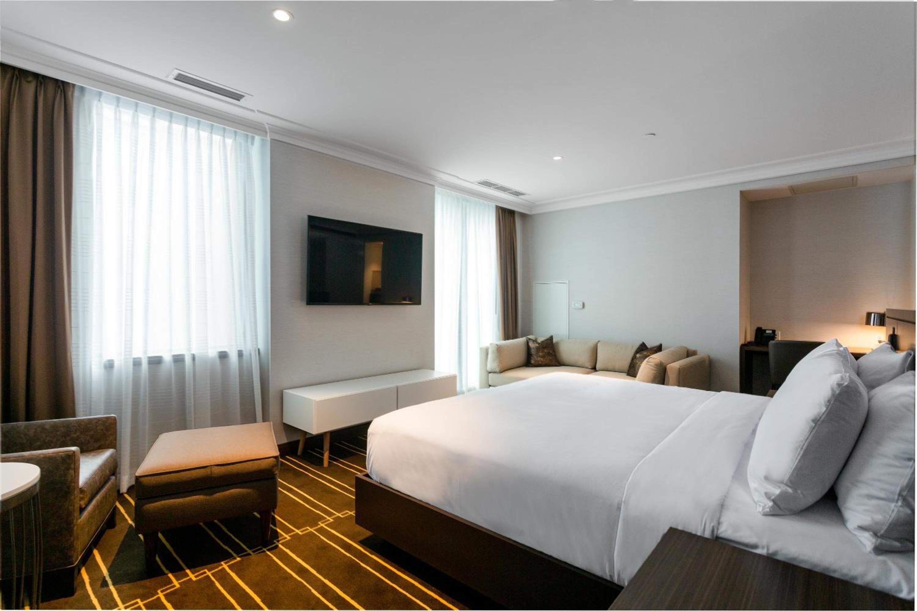 Deluxe Room - 1 King Bed thumbnail 5