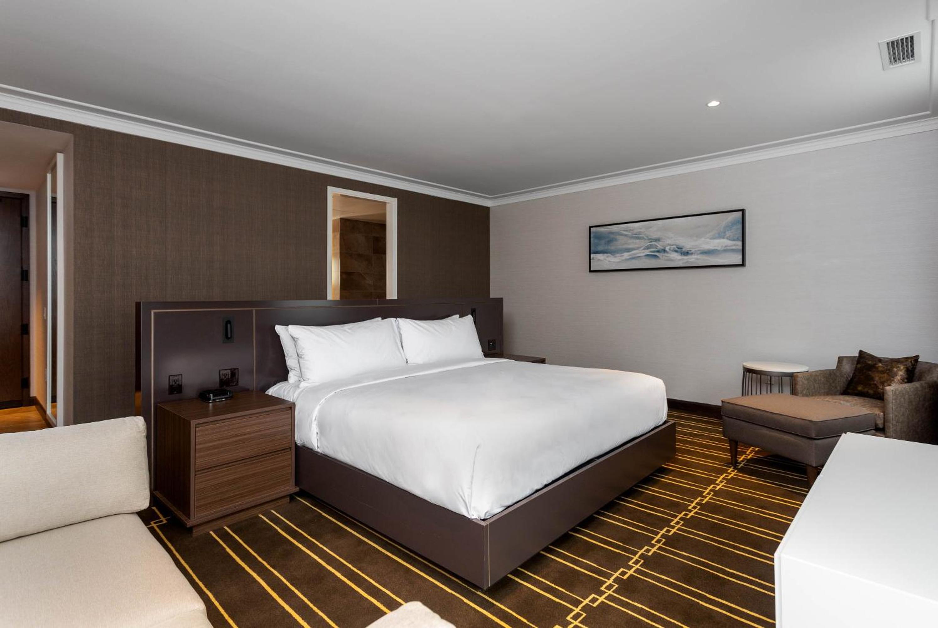 Deluxe Room - 1 King Bed