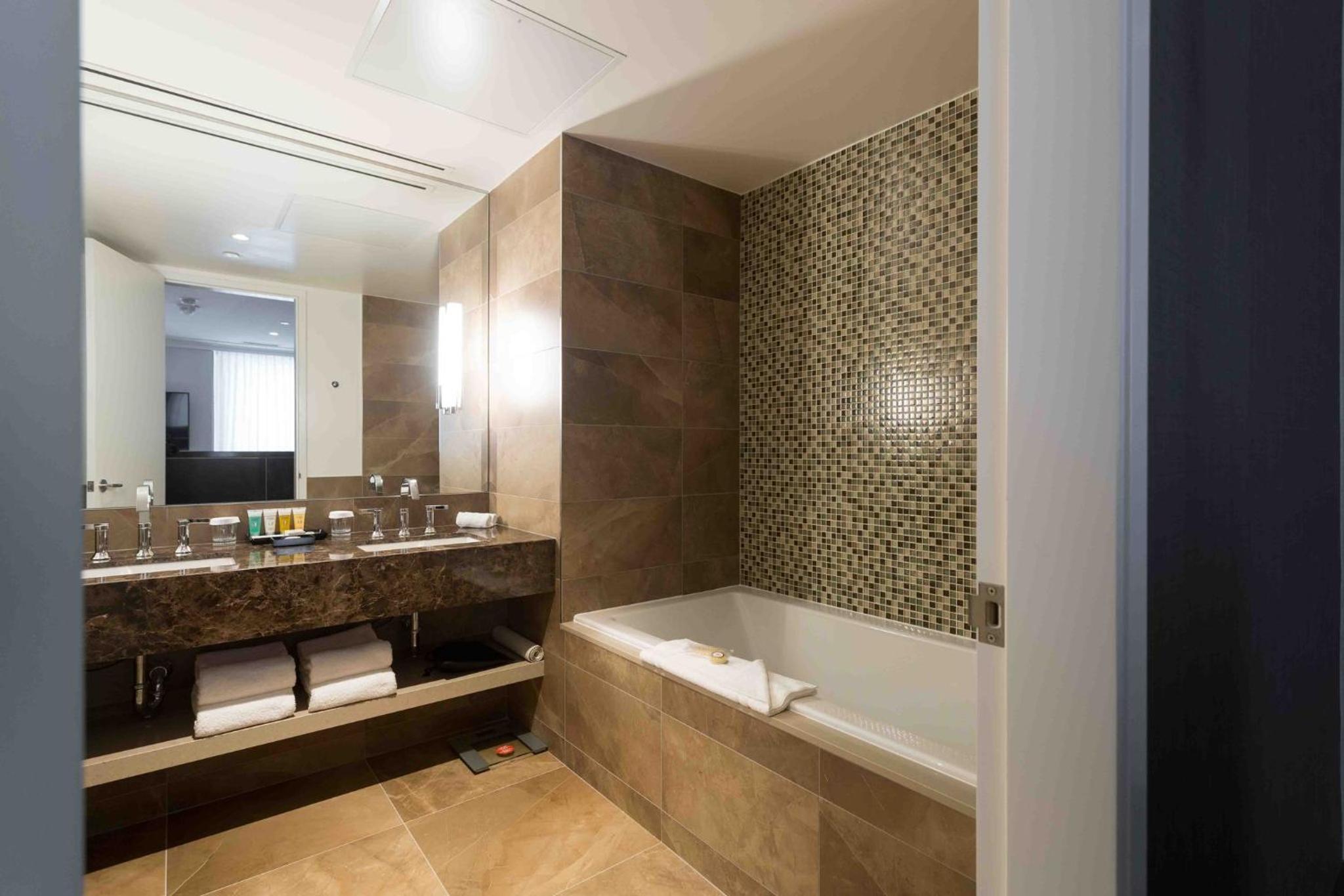 Deluxe Room - 1 King Bed