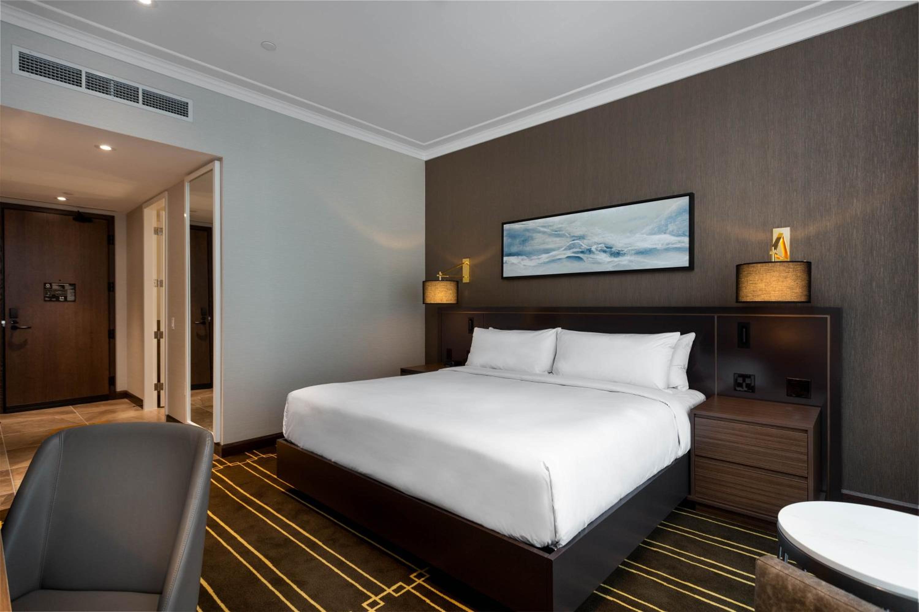 Classic Room - 1 King Bed thumbnail 5