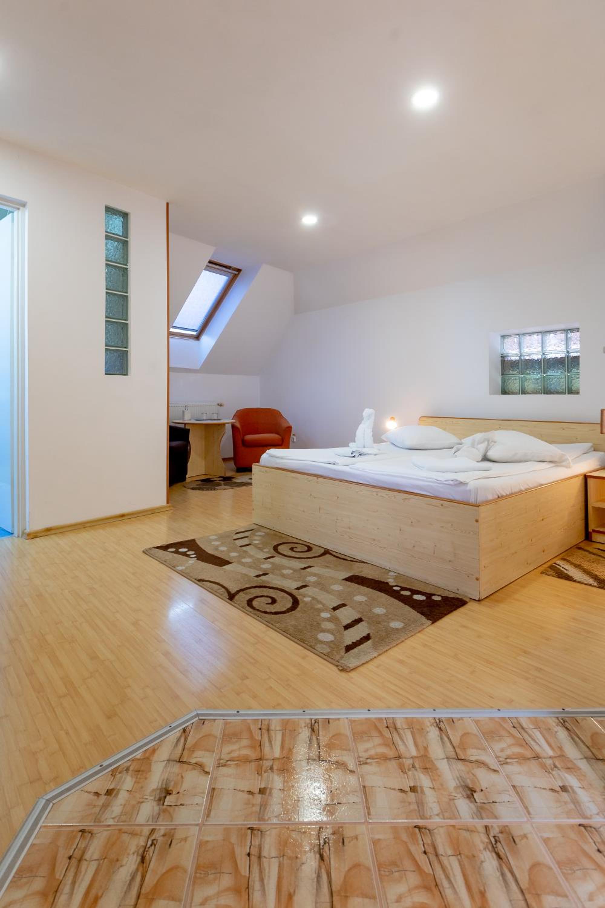 Budget Double Room - Photo 11