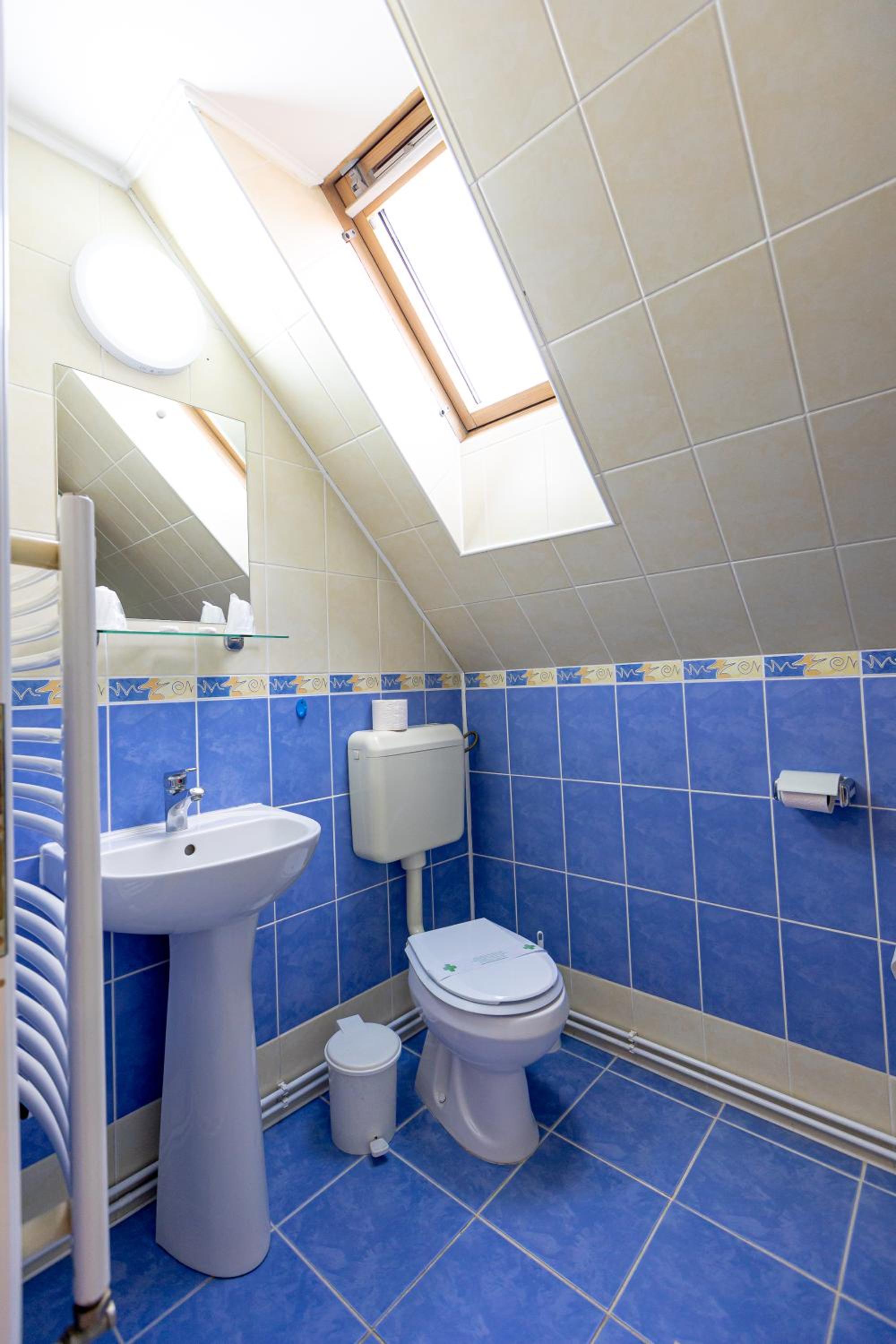 Budget Double Room - Photo 12