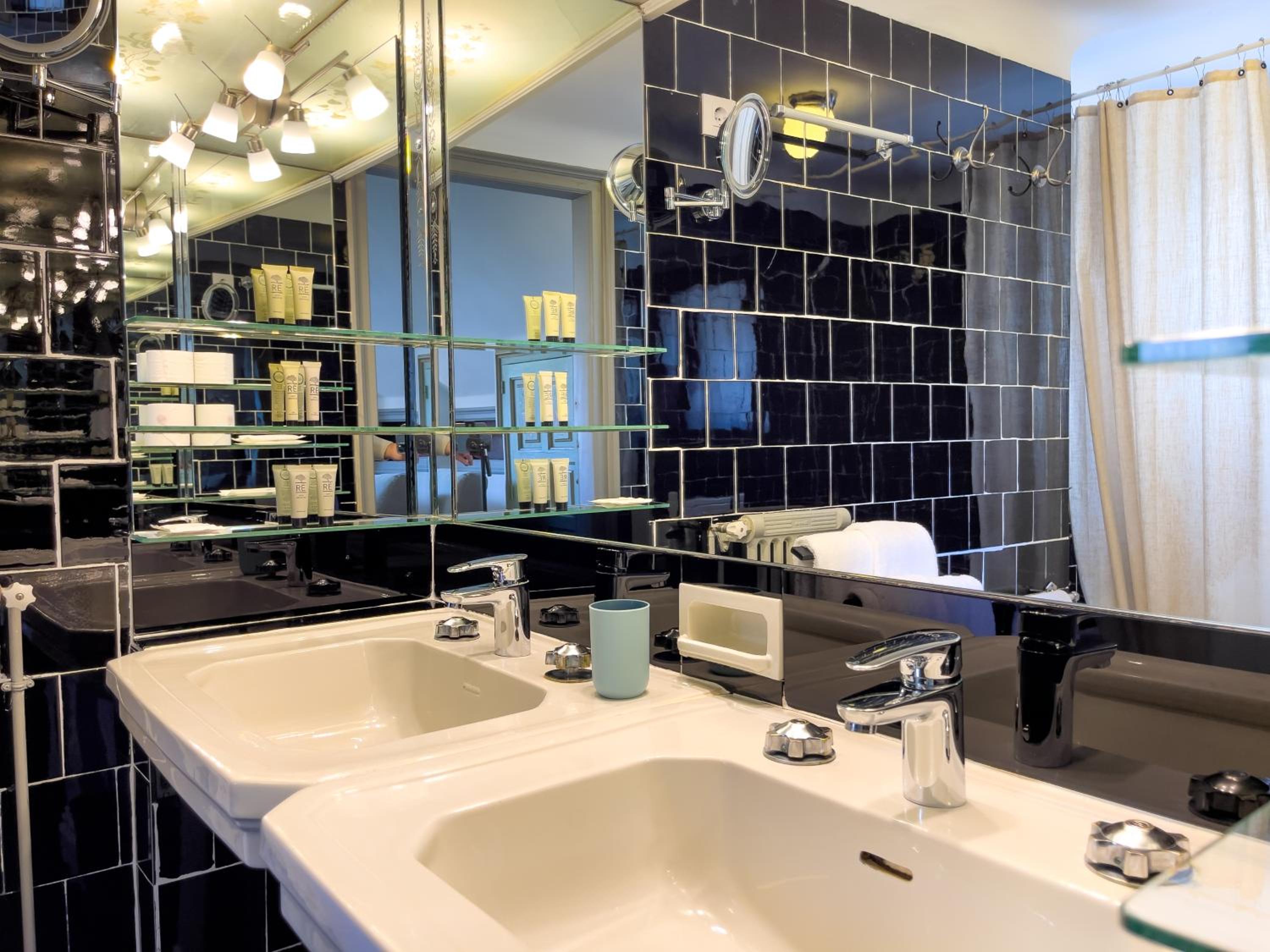Deluxe King Suite - Photo 4