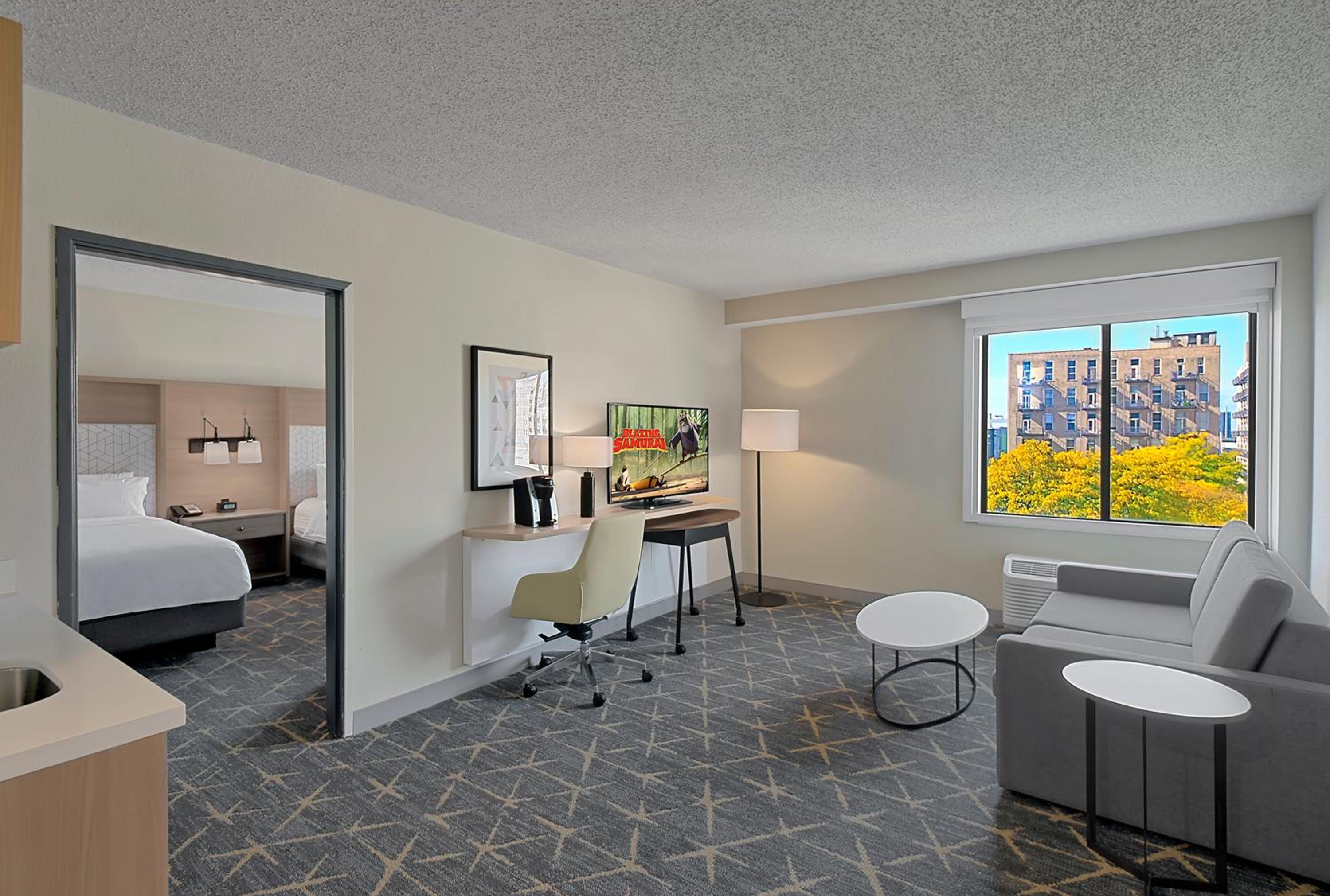 Queen Suite with Two Queen Beds and Sofa Bed - Photo 4