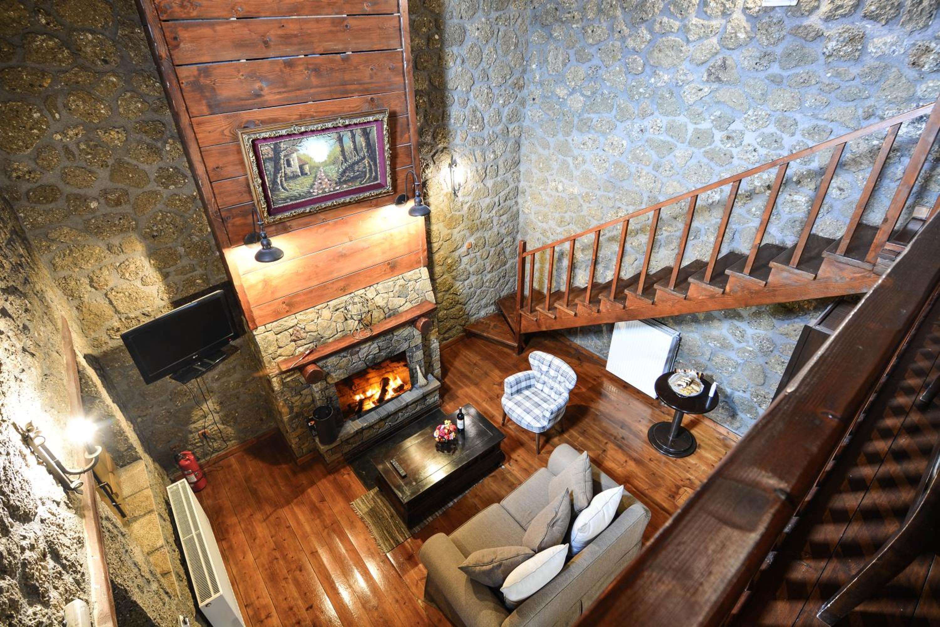 Split - Level Suite with Fireplace and Spa Bath (2 Adults)