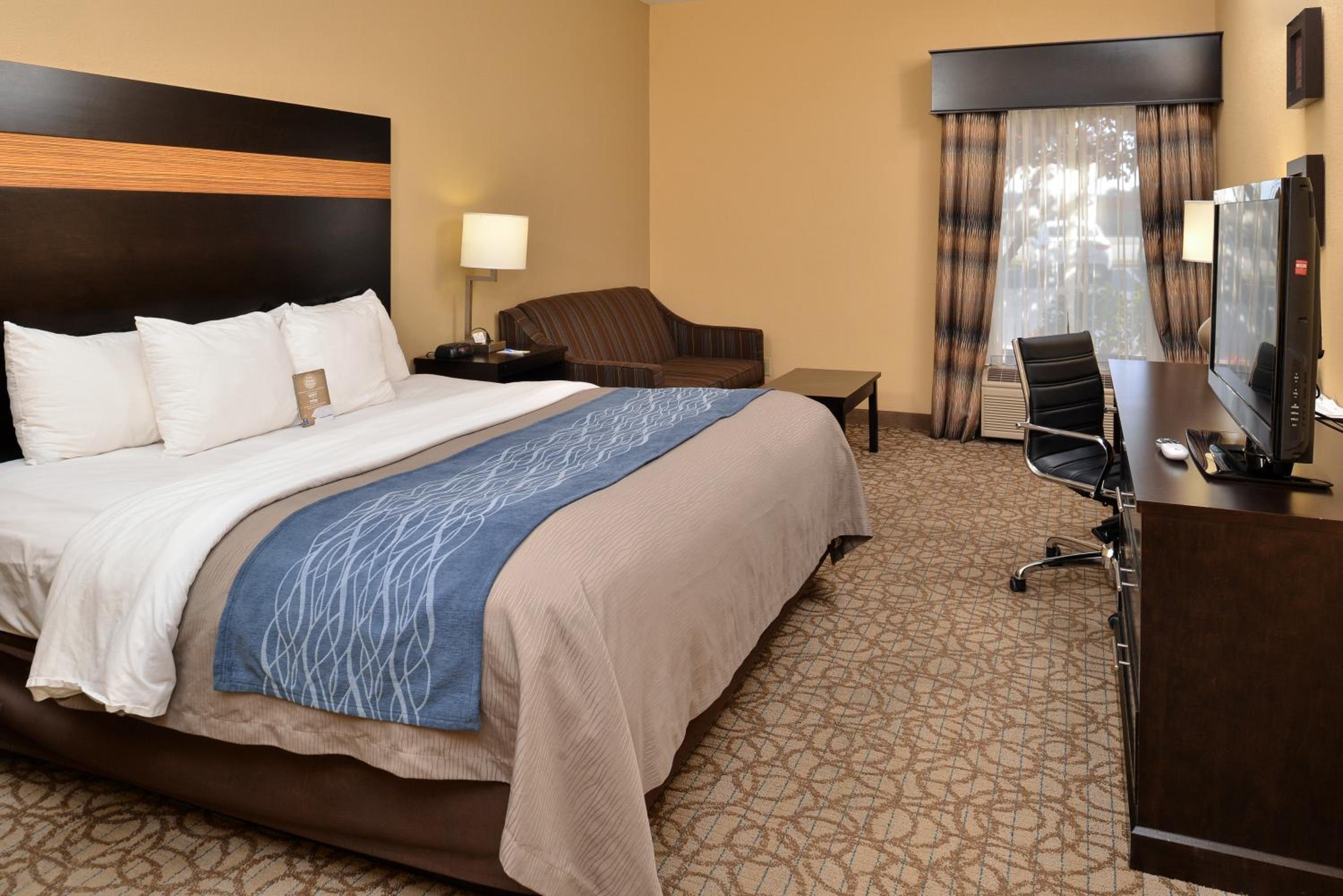 Standard Room, 1 King Bed, Non-Smoking - Photo 16
