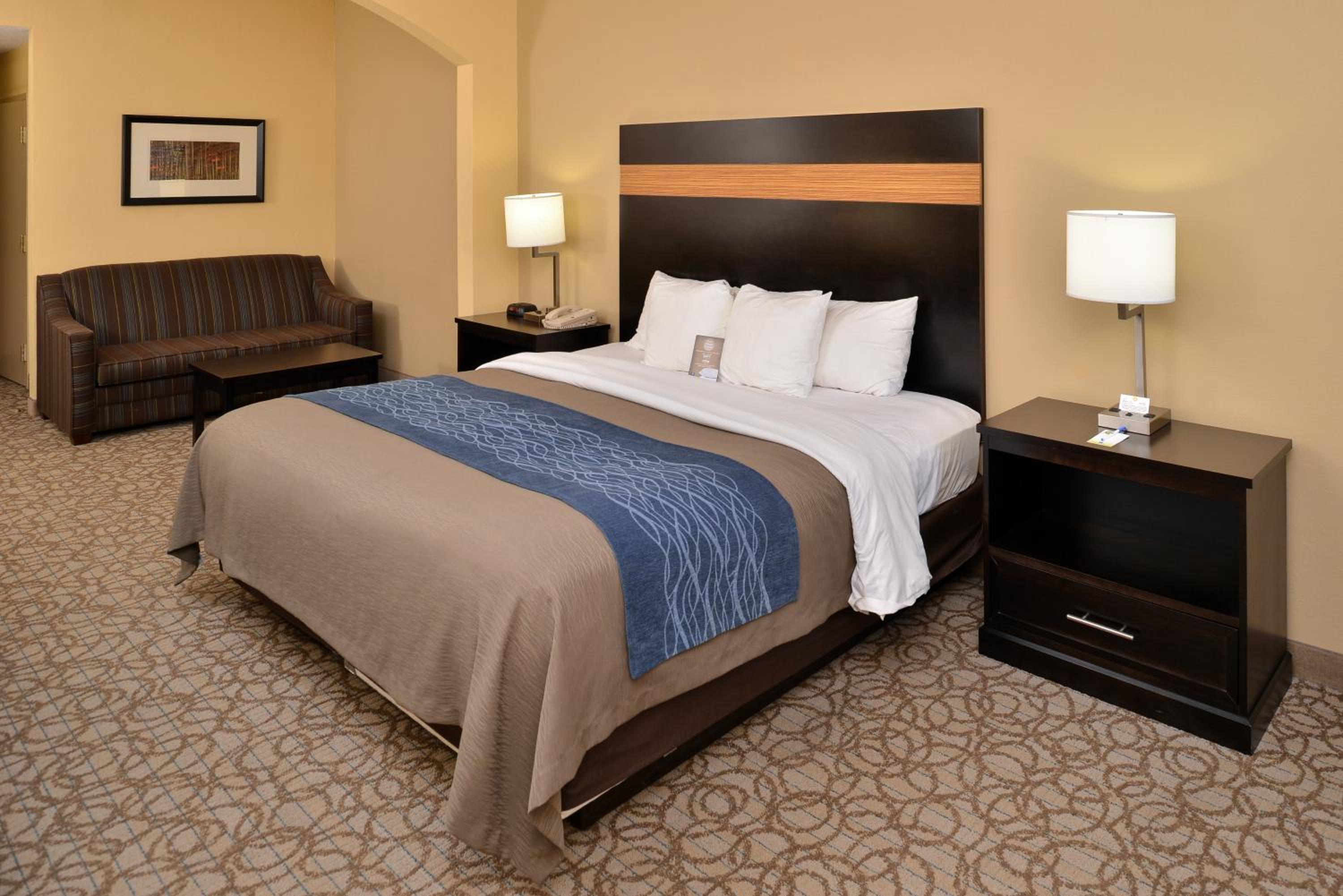 Standard Room, 1 King Bed, Non-Smoking - Photo 17