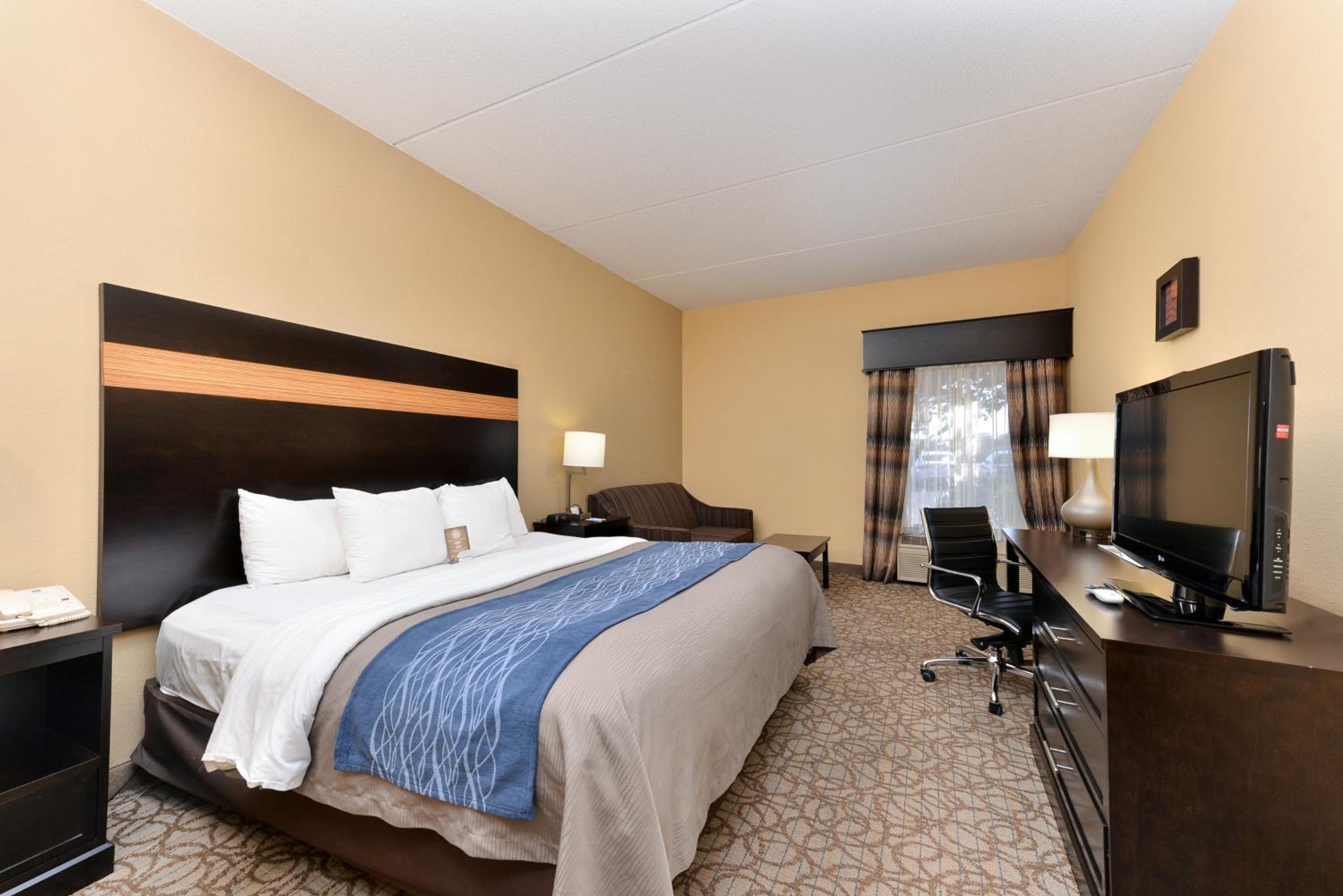 Standard Room, 1 King Bed, Non-Smoking - Photo 2