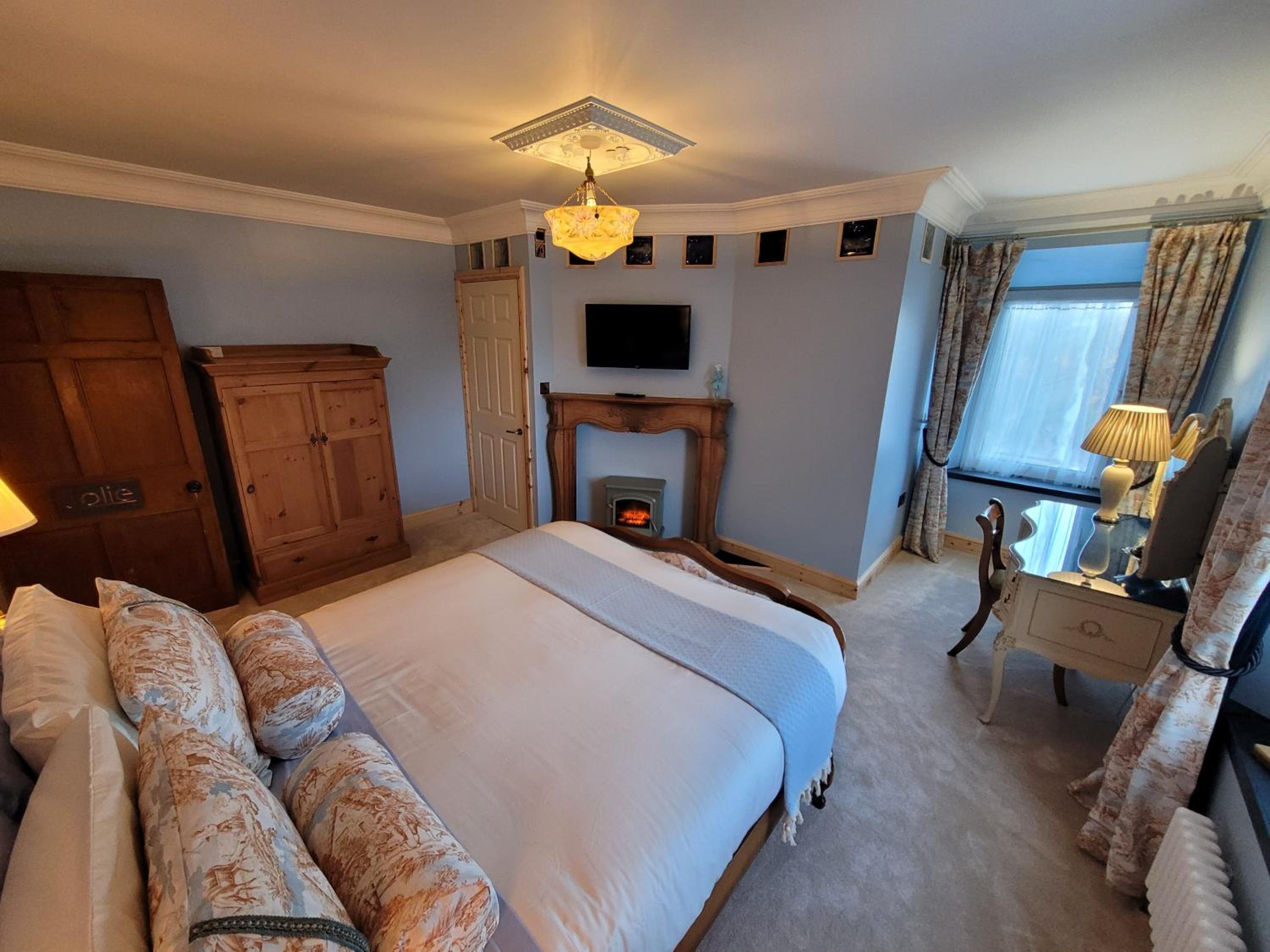 Deluxe King Room - Photo 3