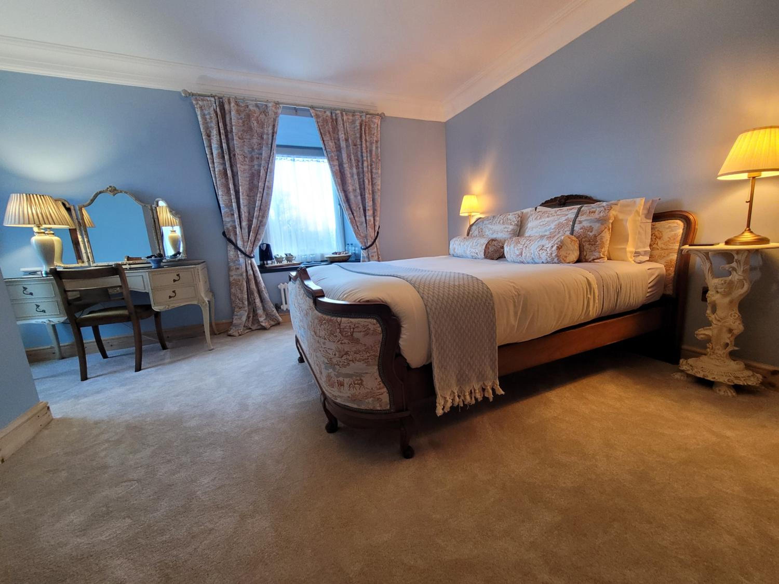 Deluxe King Room - Photo 7